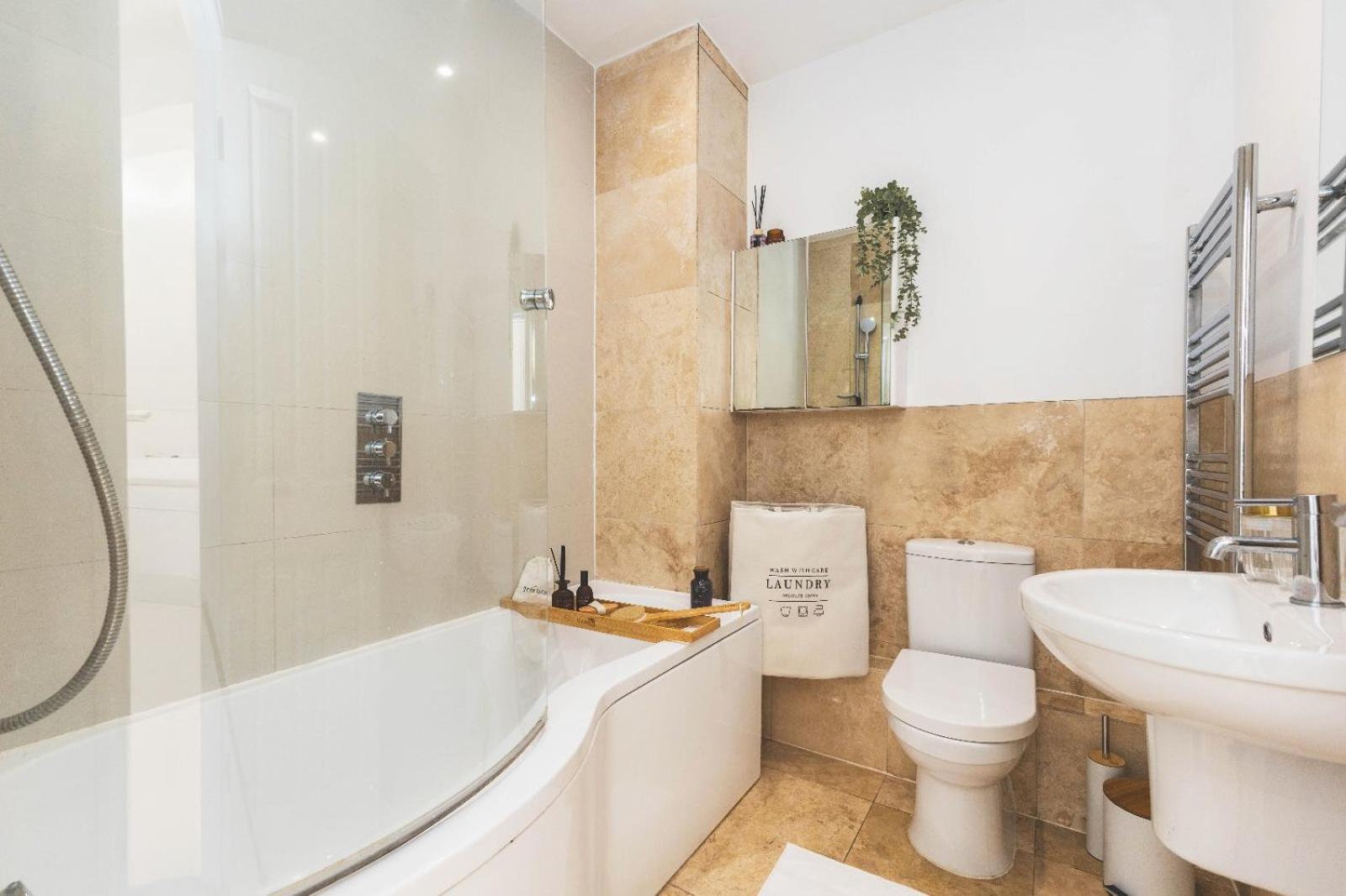 Luxury 2 Bedroom - Minutes From Train Station With Free Parking Apartment *