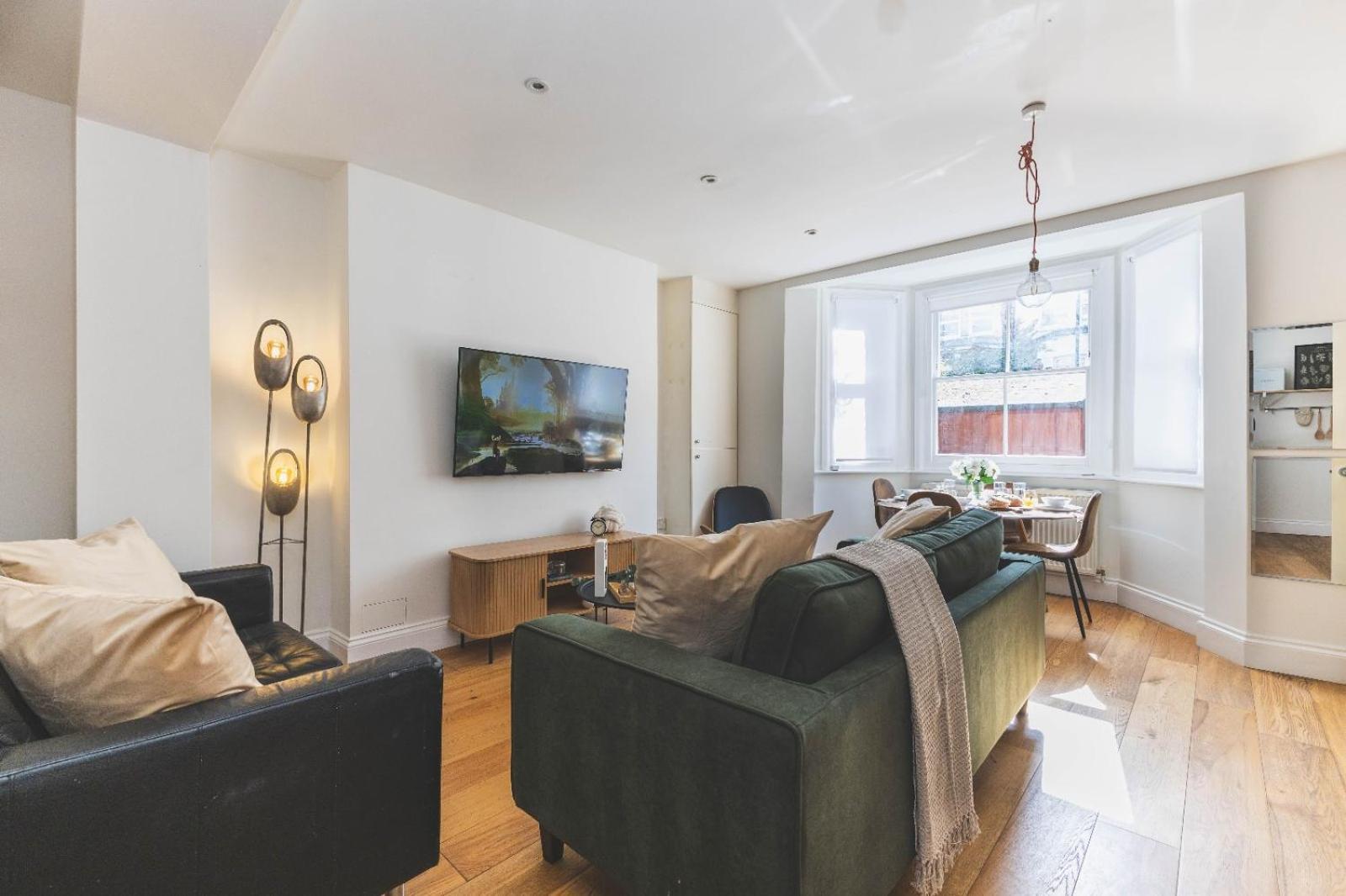 Luxury 2 Bedroom - Minutes From Train Station With Free Parking Apartment