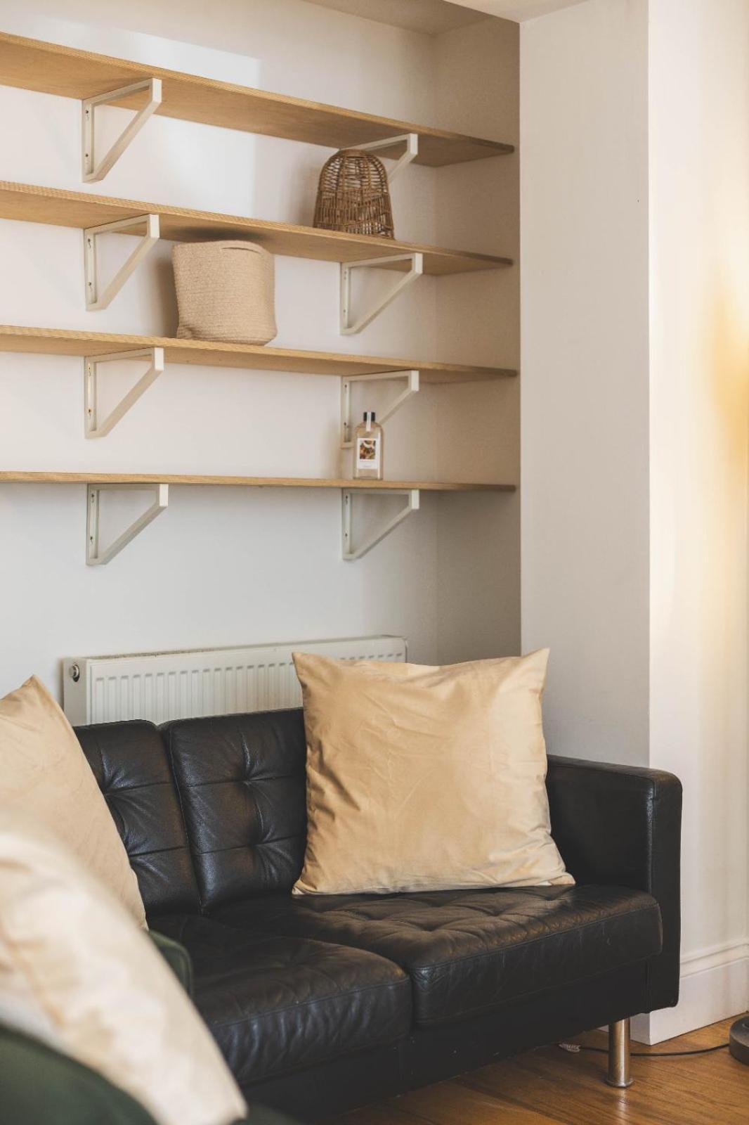 Apartment Luxury 2 Bedroom - Minutes From Train Station With Free Parking *