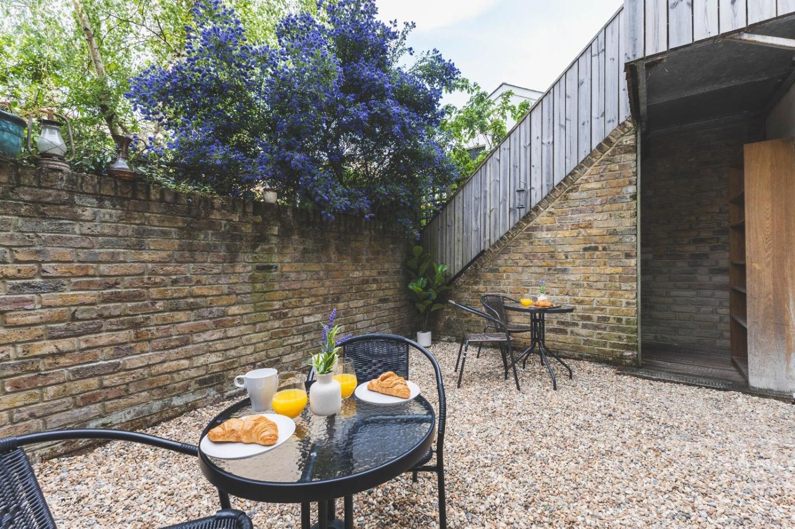 Luxury 2 Bedroom - Minutes From Train Station With Free Parking *