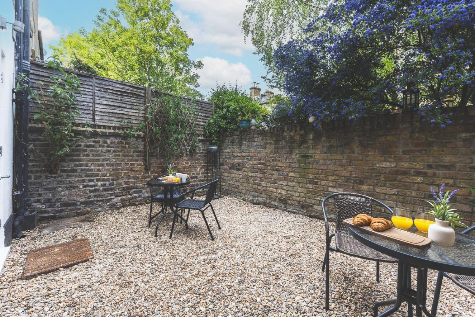 Luxury 2 Bedroom - Minutes From Train Station With Free Parking Apartment *