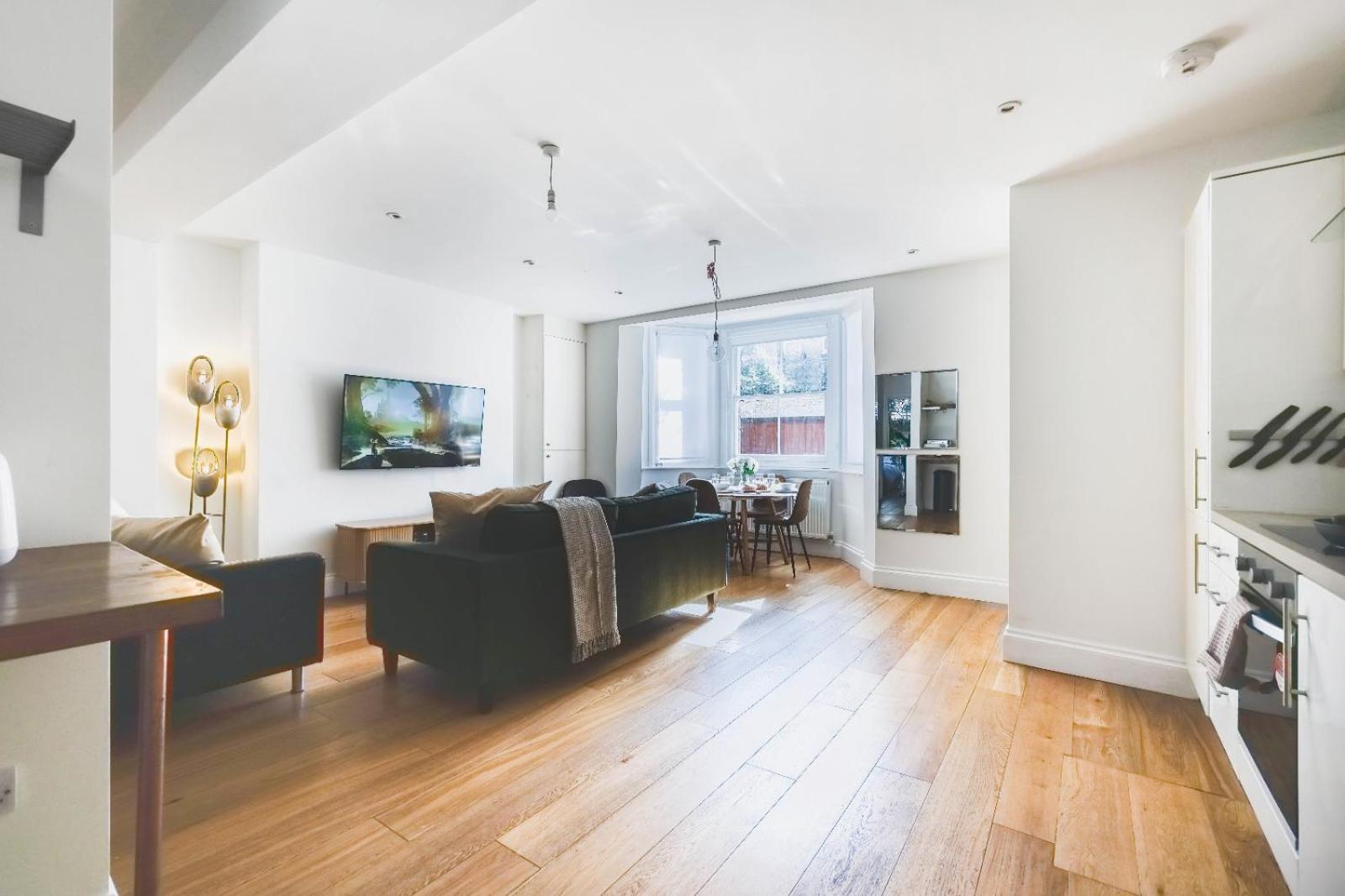 Luxury 2 Bedroom - Minutes From Train Station With Free Parking *