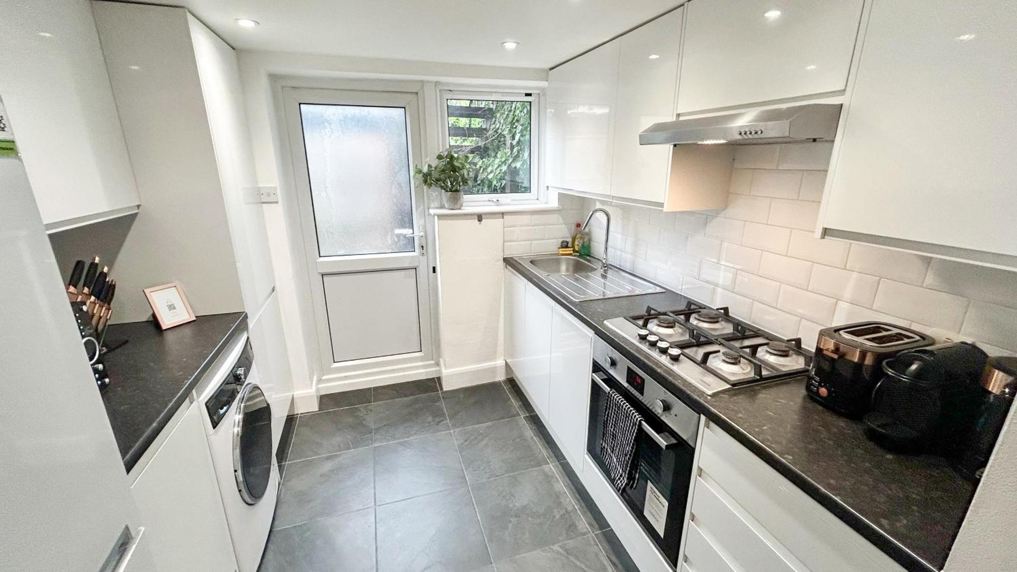 Apartment 1-bedroom Flat With Small Garden & Paid Parking In Finsbury Park, Highbury *