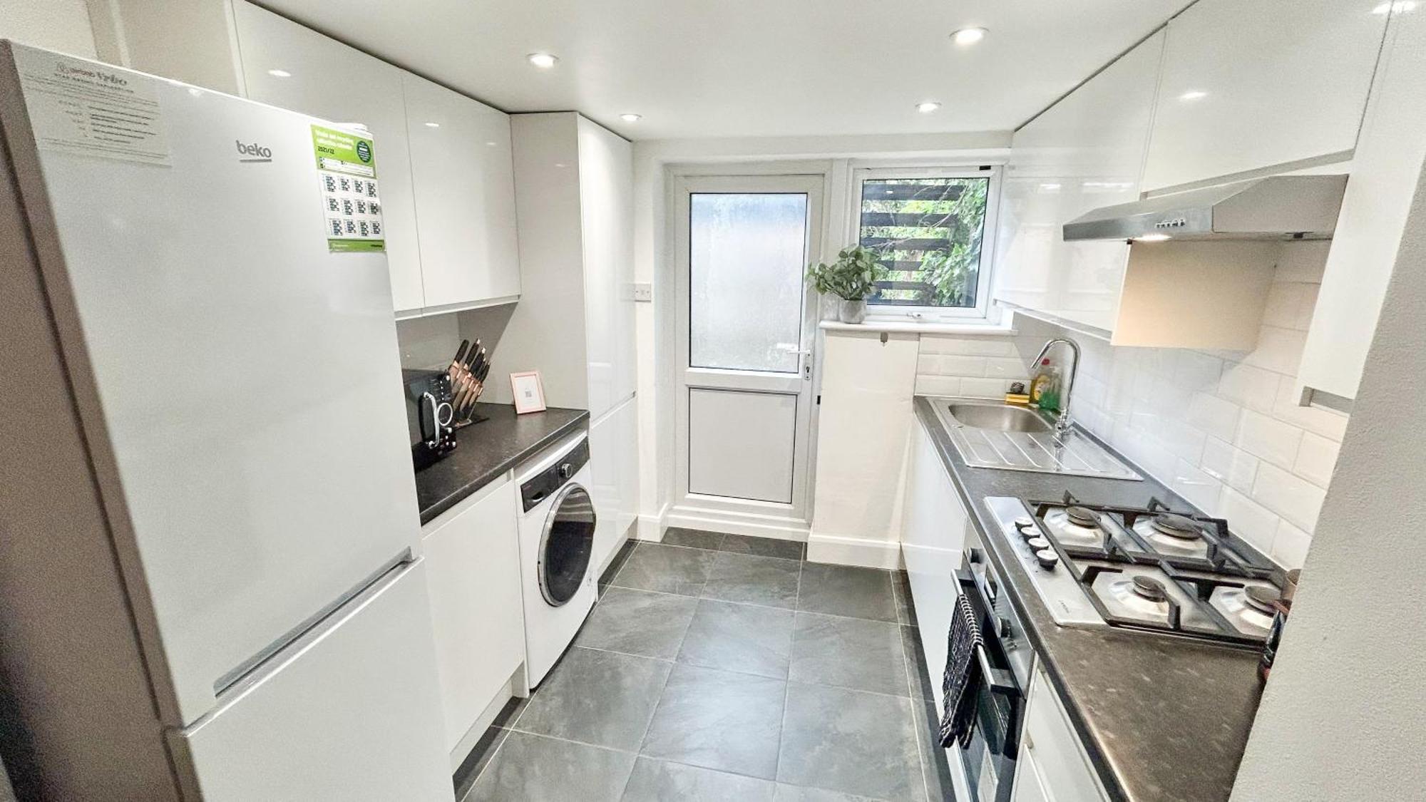 1-bedroom Flat With Small Garden & Paid Parking In Finsbury Park, Highbury *