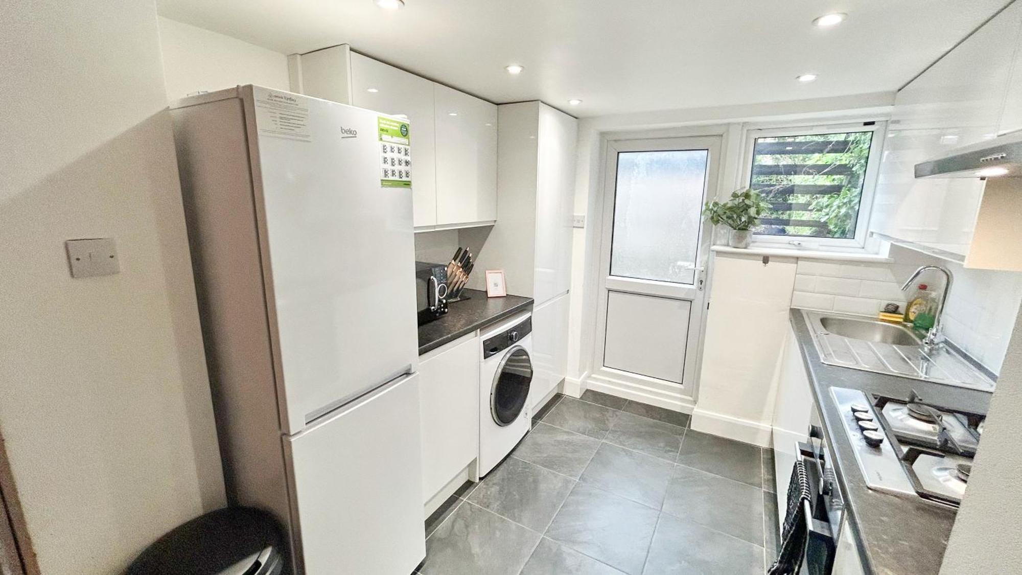 1-bedroom Flat With Small Garden & Paid Parking In Finsbury Park, Highbury