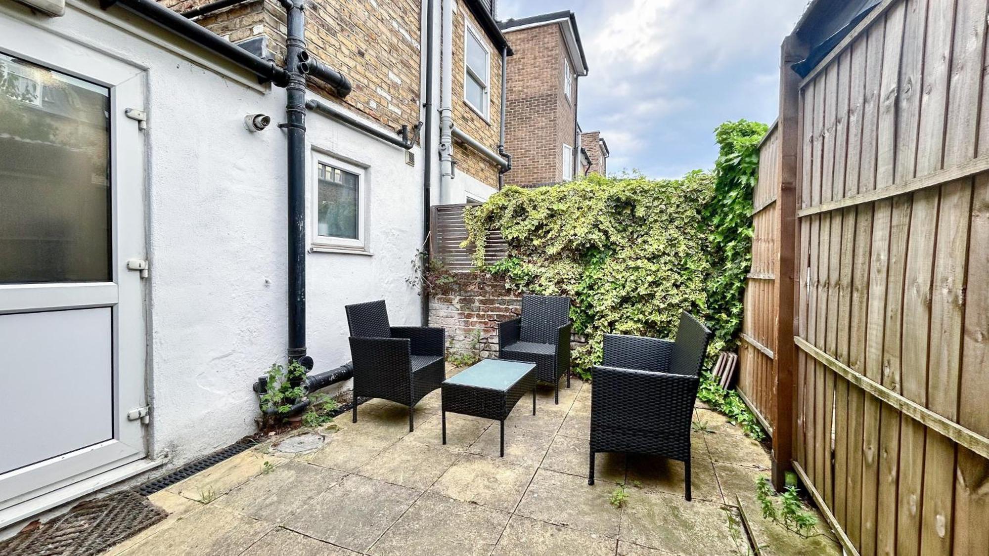 1-bedroom Flat With Small Garden & Paid Parking In Finsbury Park, Highbury Apartment *