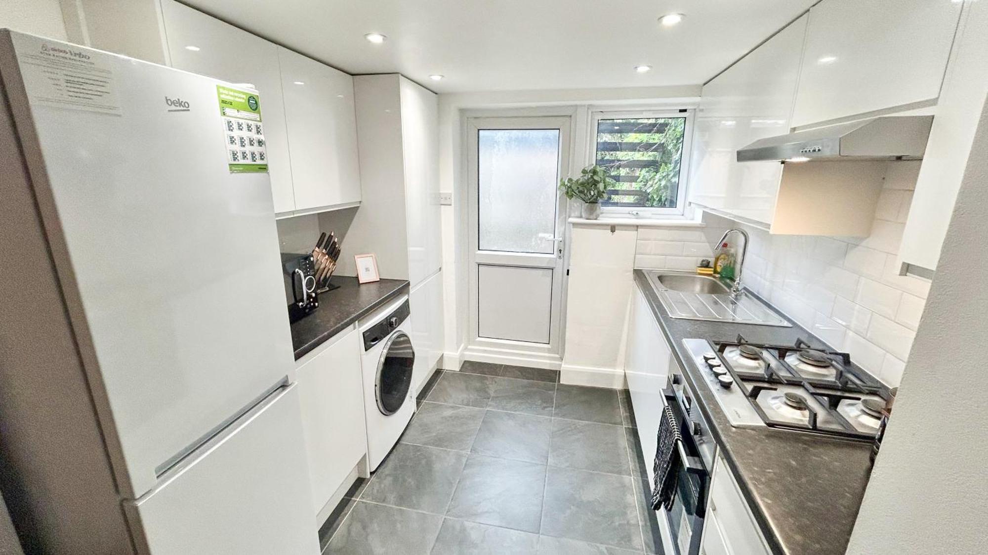 1-bedroom Flat With Small Garden & Paid Parking In Finsbury Park, Highbury London