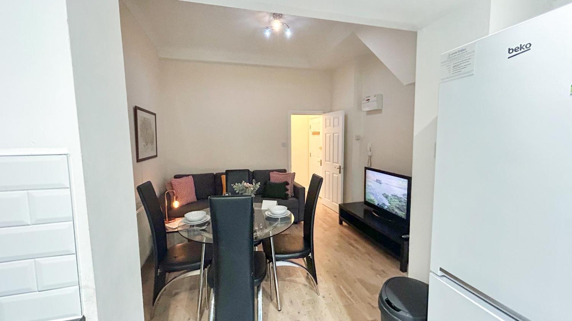 1-bedroom Flat With Small Garden & Paid Parking In Finsbury Park, Highbury Apartment