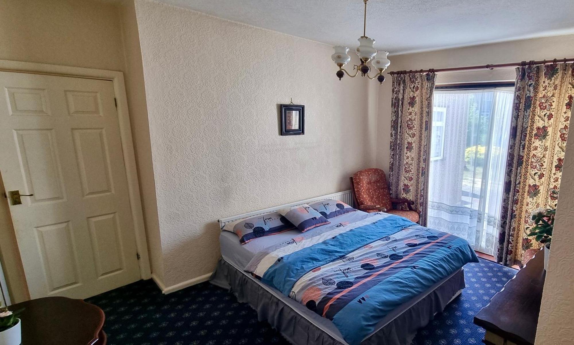 Barking House Sleeps 11 - Parking - Train Tube - Airport