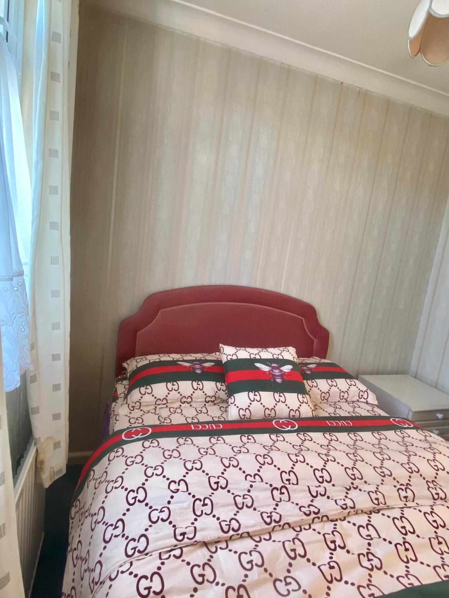 Barking House Sleeps 11 - Parking - Train Tube - Airport Holiday home London