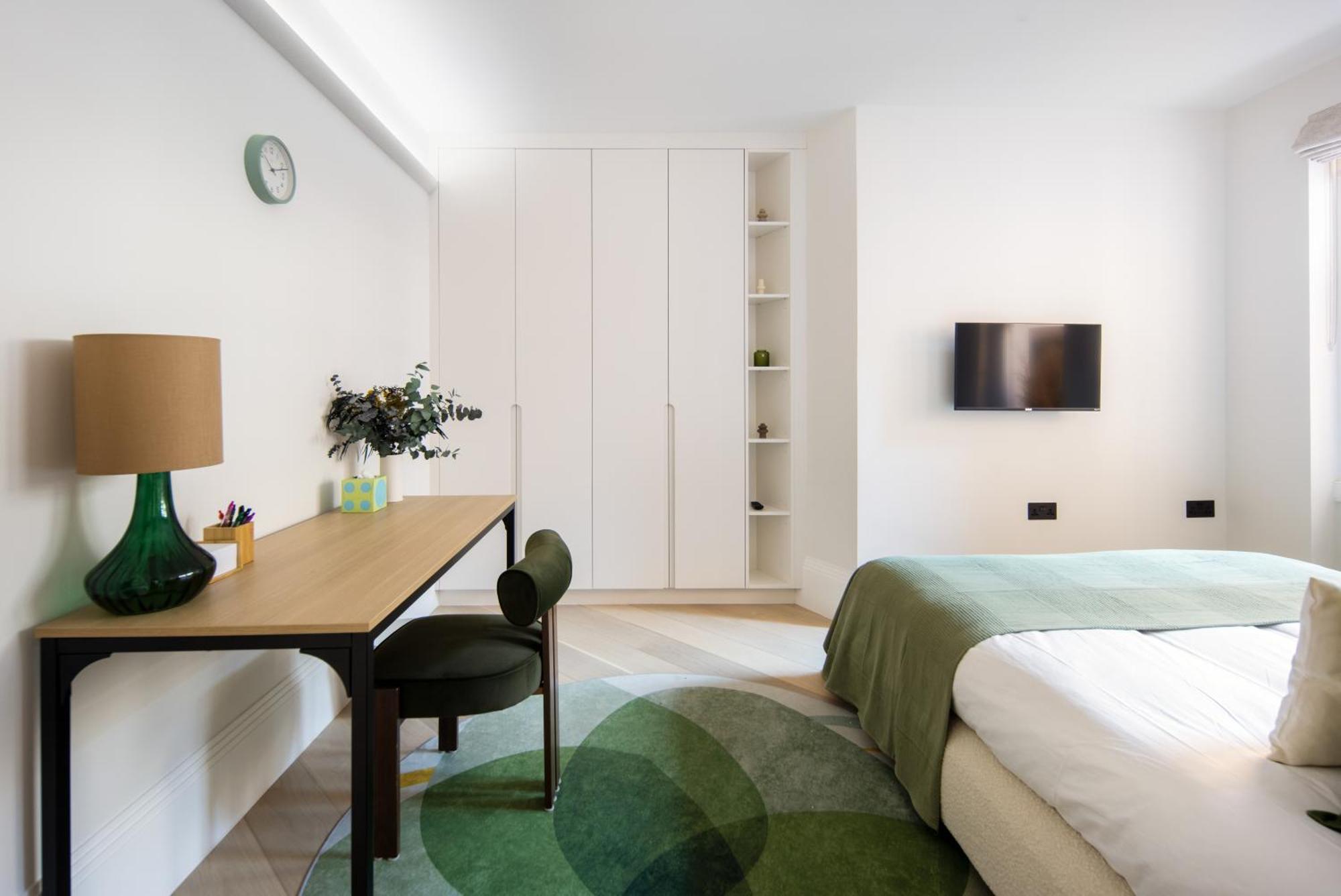 Apartment 5 Mins Walk To Selfridges, Mayfair Retreat *