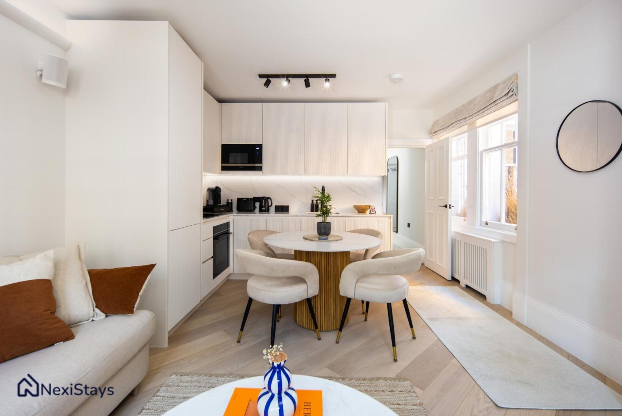 5 Mins Walk To Selfridges, Mayfair Retreat Apartment