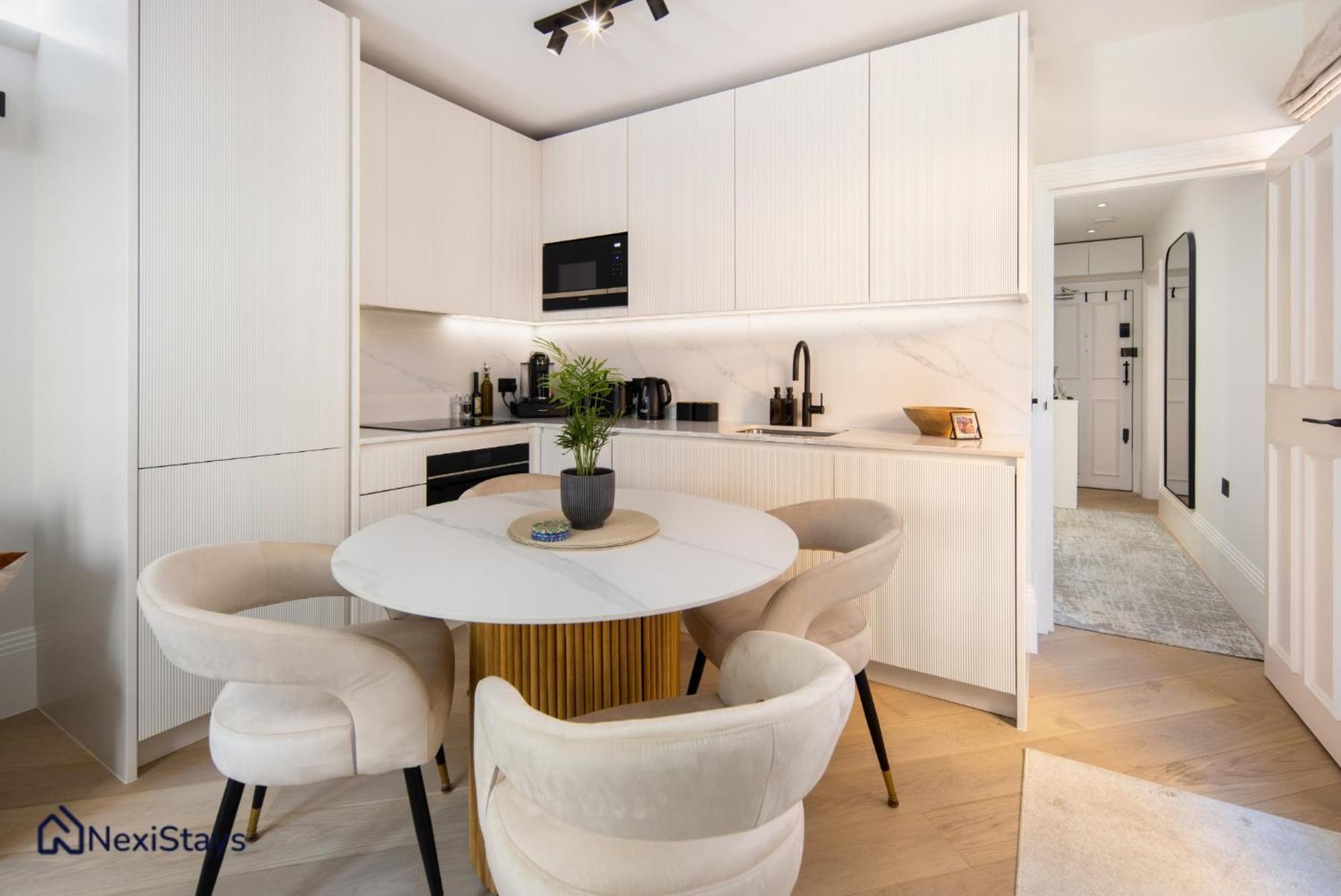 5 Mins Walk To Selfridges, Mayfair Retreat Apartment