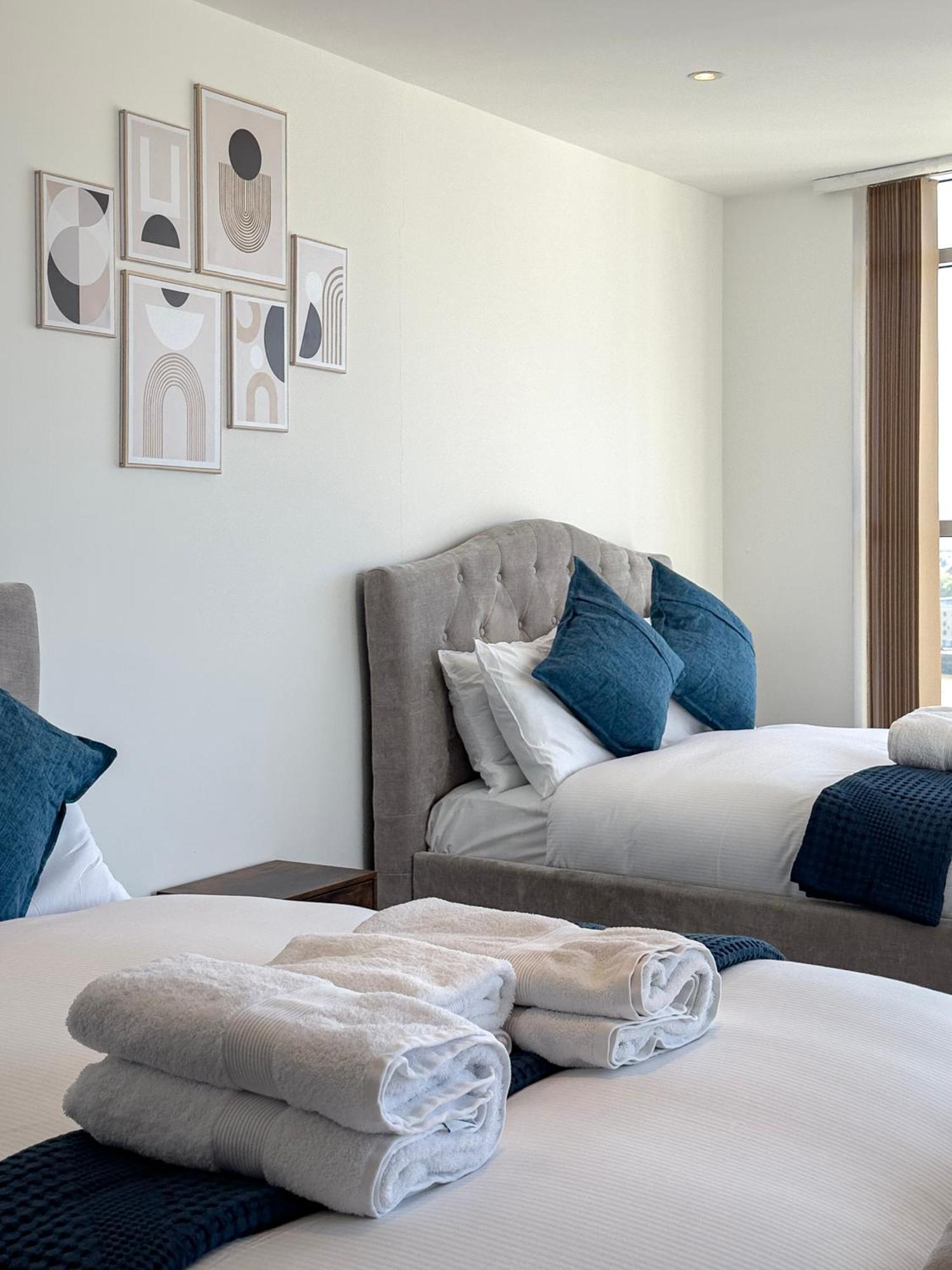 Apartment Pics Worthy 2 Bedroom 2 Bath Flat Thames View Sleep 6