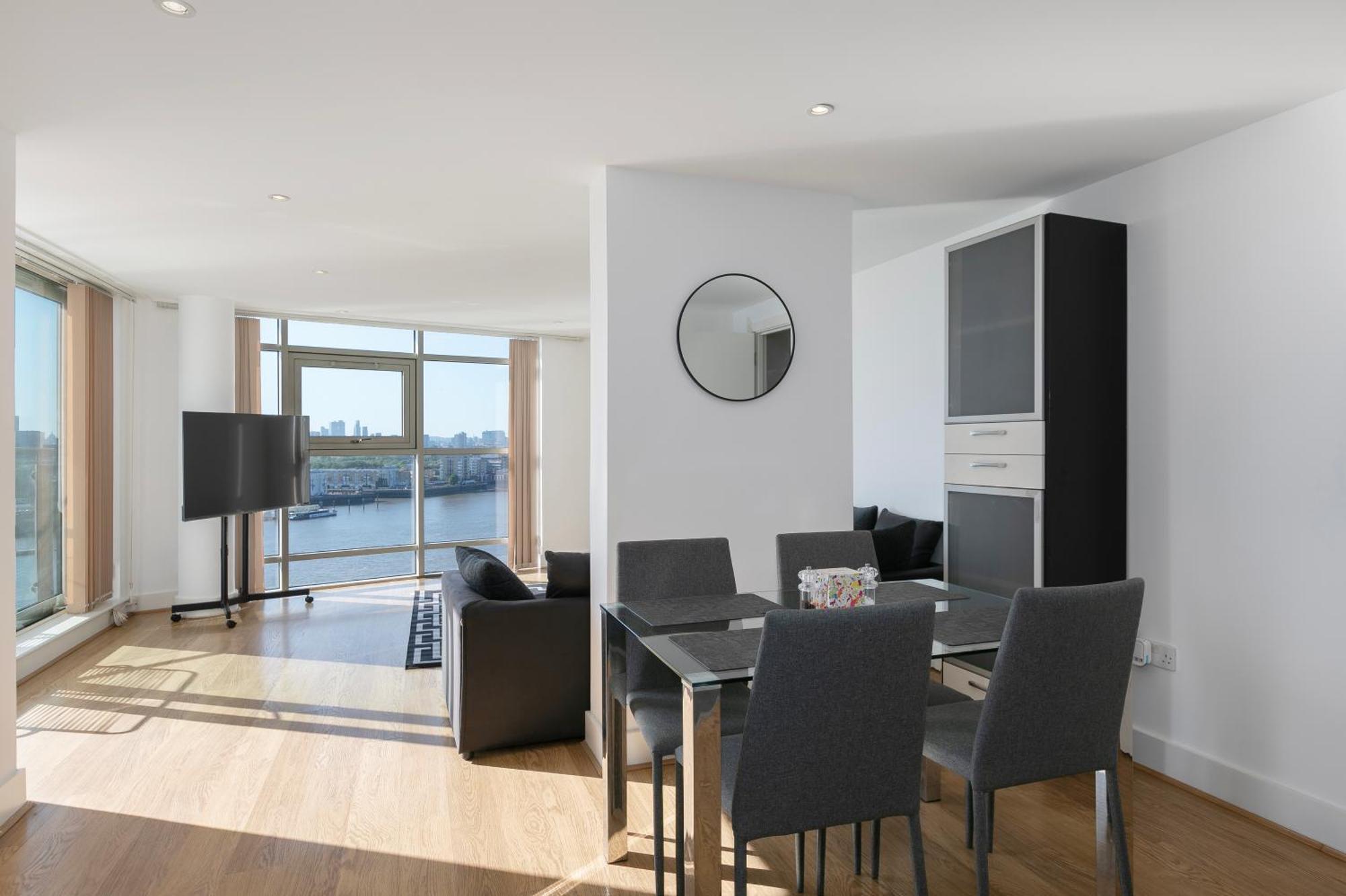 Pics Worthy 2 Bedroom 2 Bath Flat Thames View Sleep 6 *