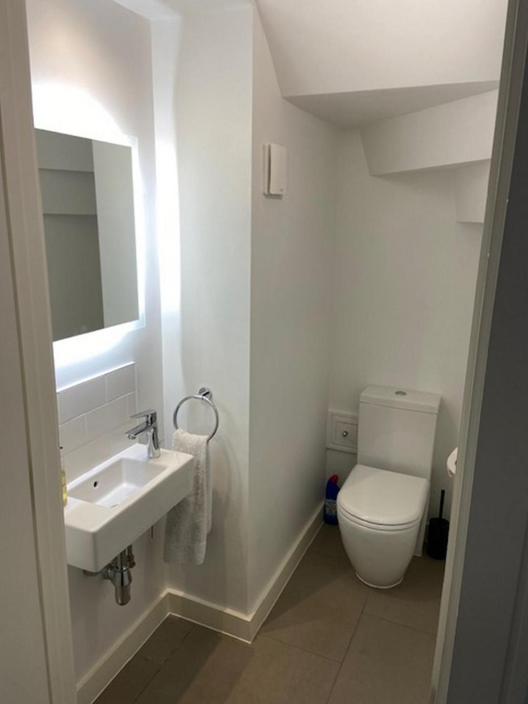 Modern 2bd Apartment: Comfort In Every Corner London