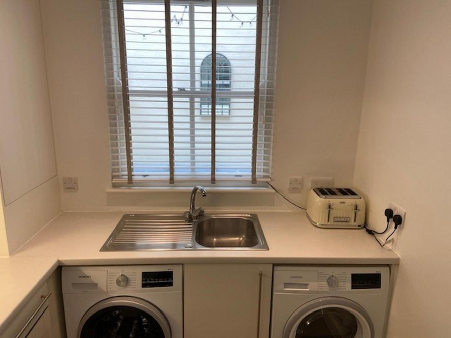 Modern 2bd Apartment: Comfort In Every Corner London