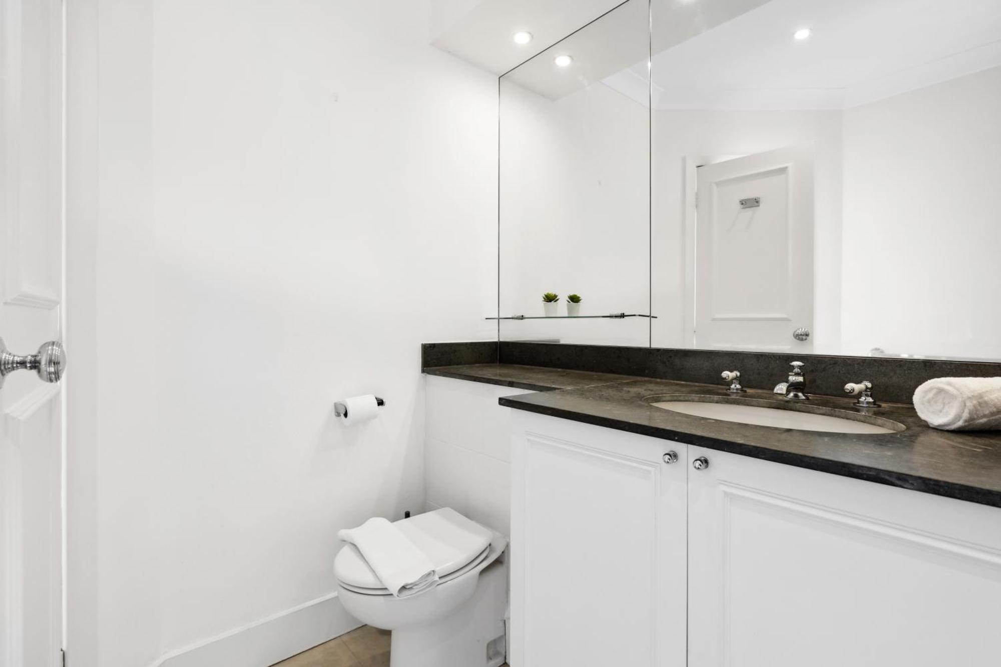 4-bedroom In Limehouse Apartment *