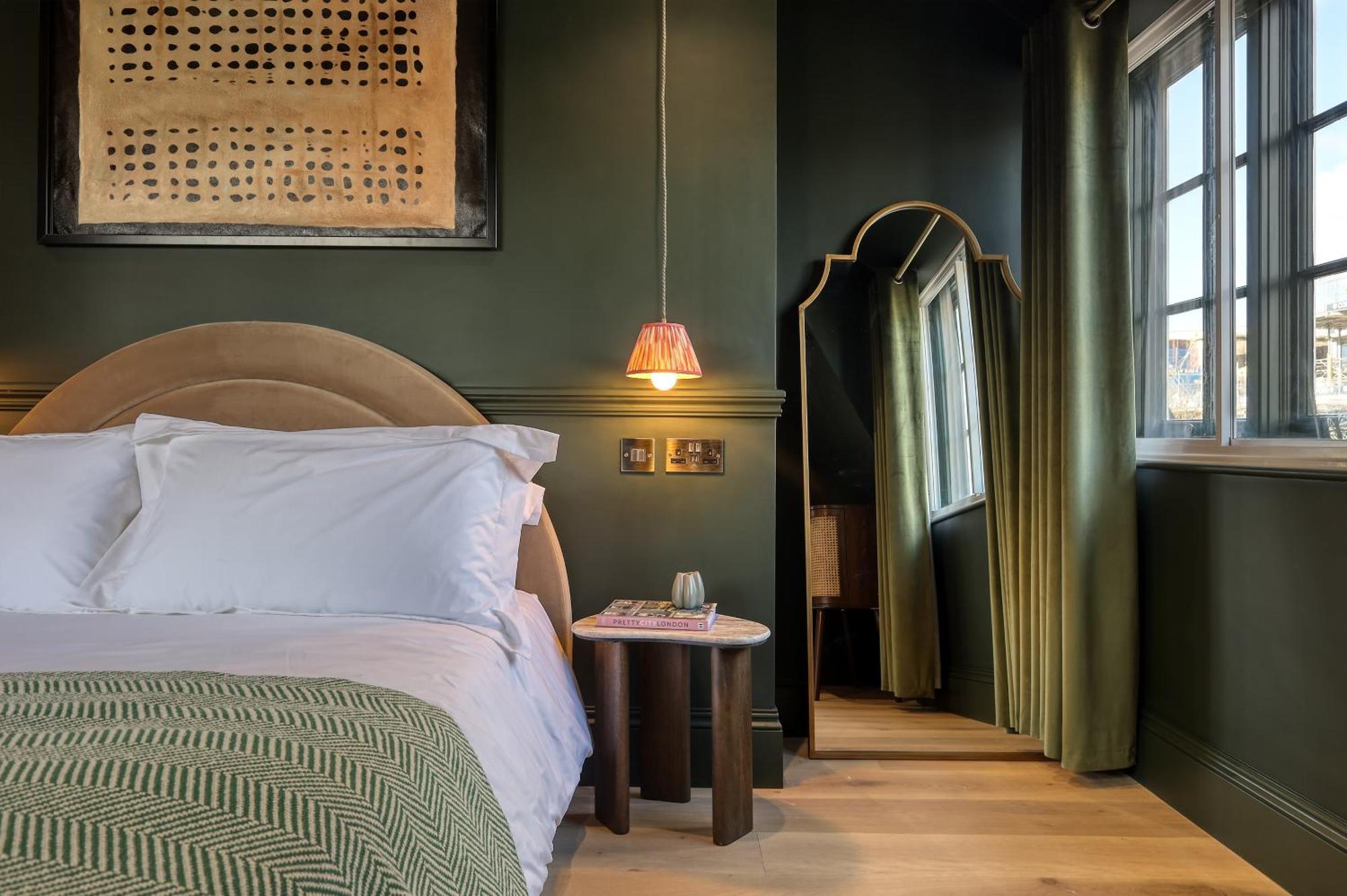 The Carlton Tavern 5*