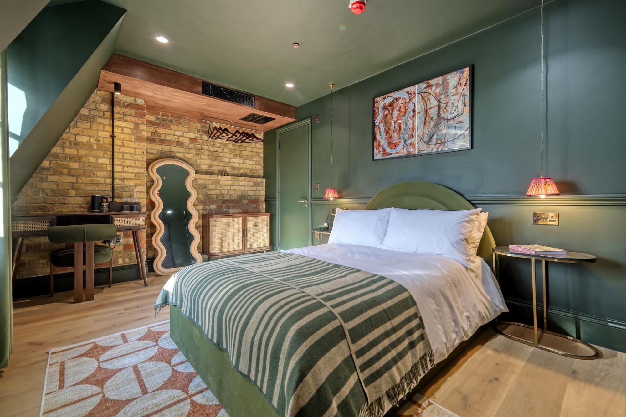 The Carlton Tavern 5*