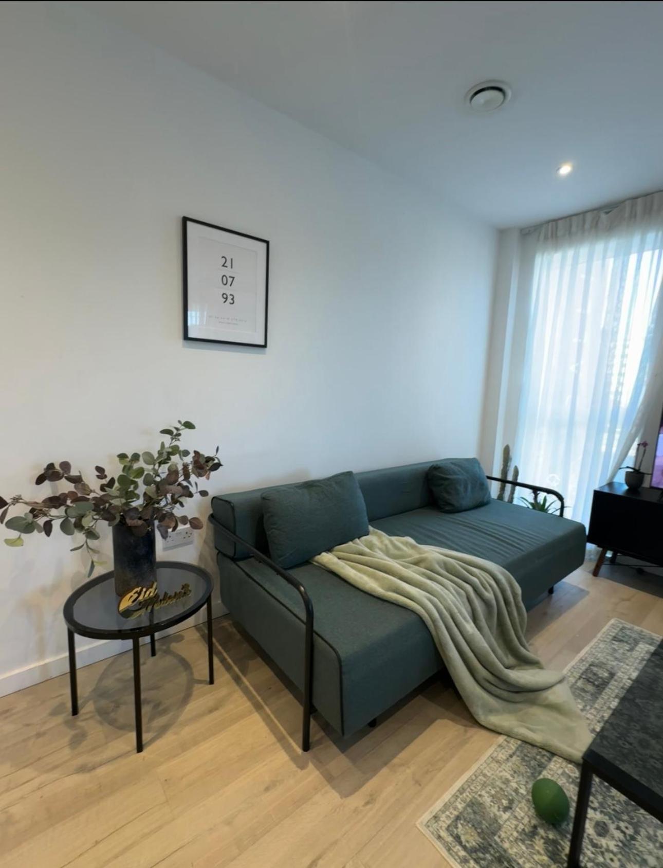 Luxury Olive Haven 1bed, 1 Min To Dlr & Apartment