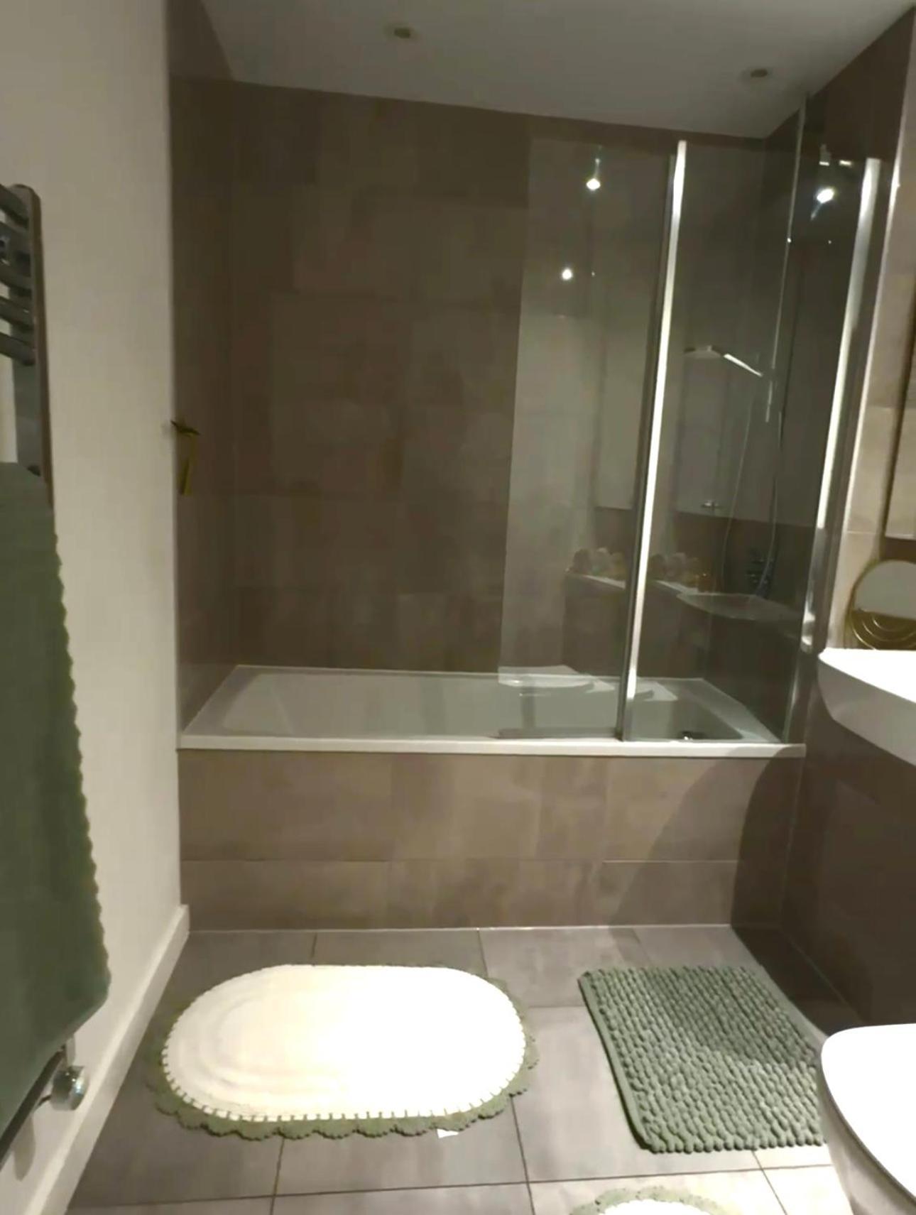 Luxury Olive Haven 1bed, 1 Min To Dlr & Apartment