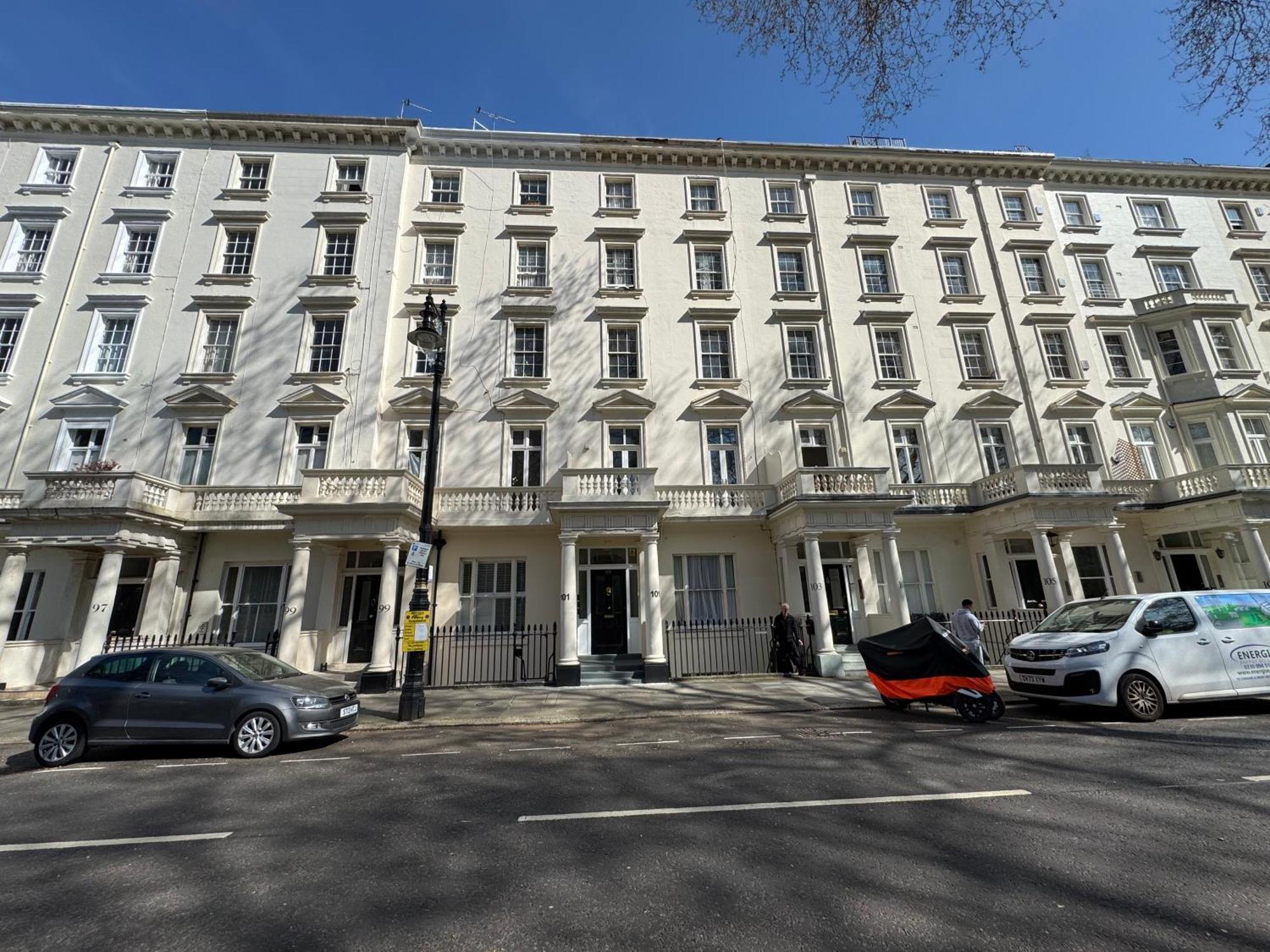 Centrally Located Flat In Sw1 *
