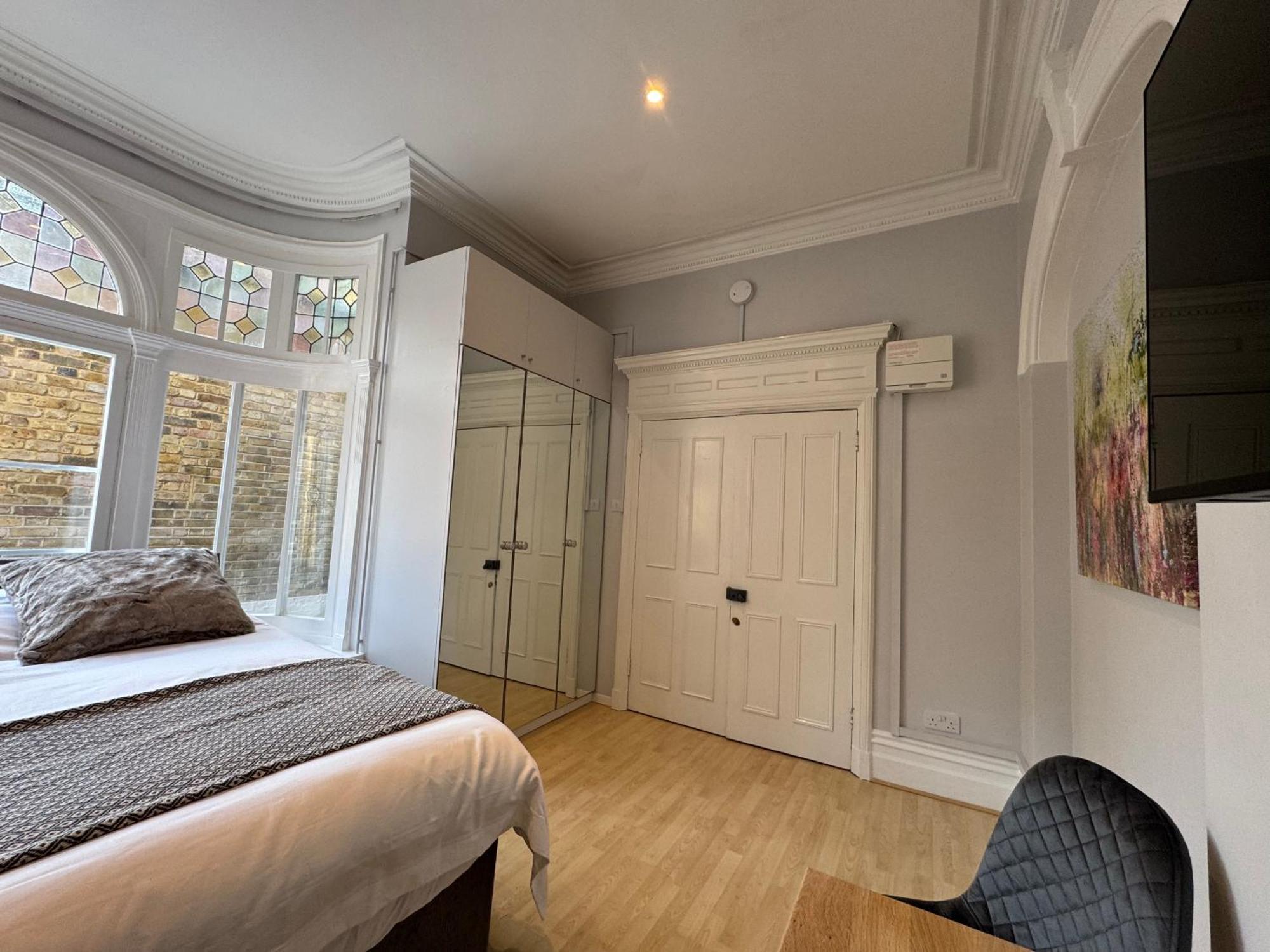 Centrally Located Flat In Sw1 Apartment London