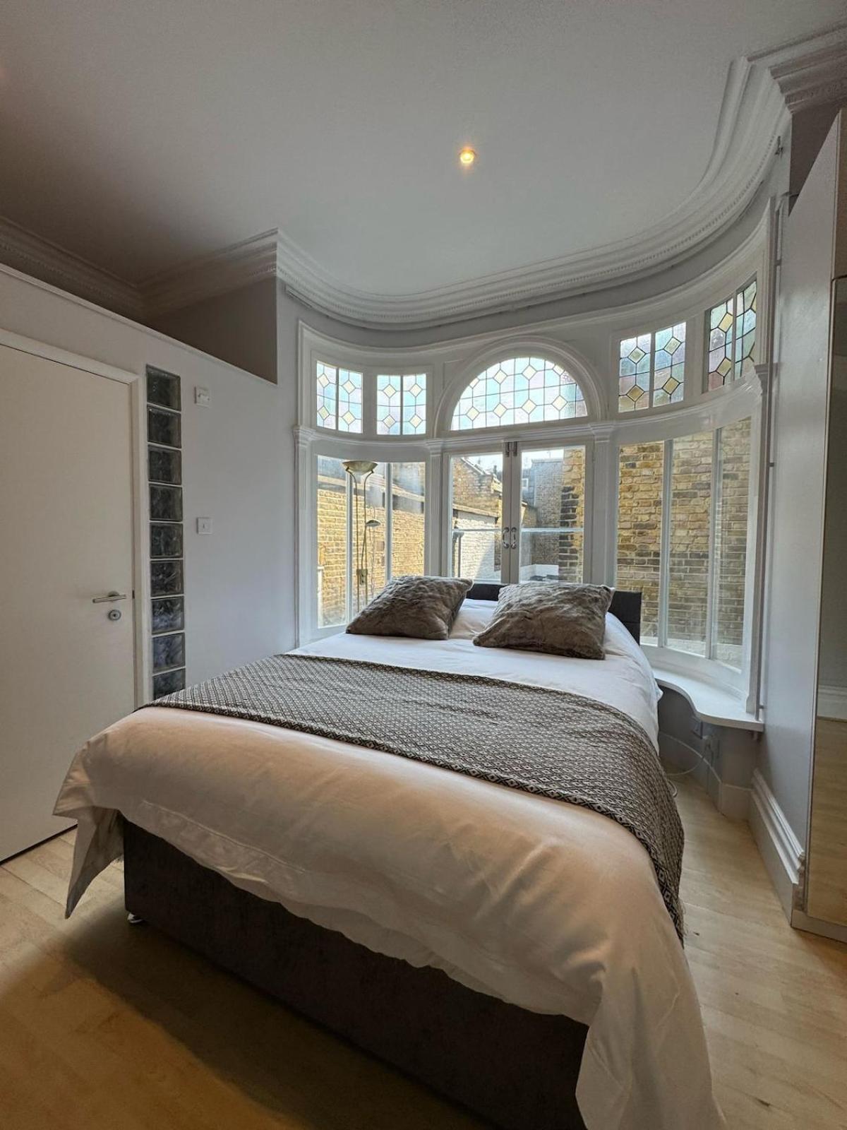 Centrally Located Flat In Sw1 London