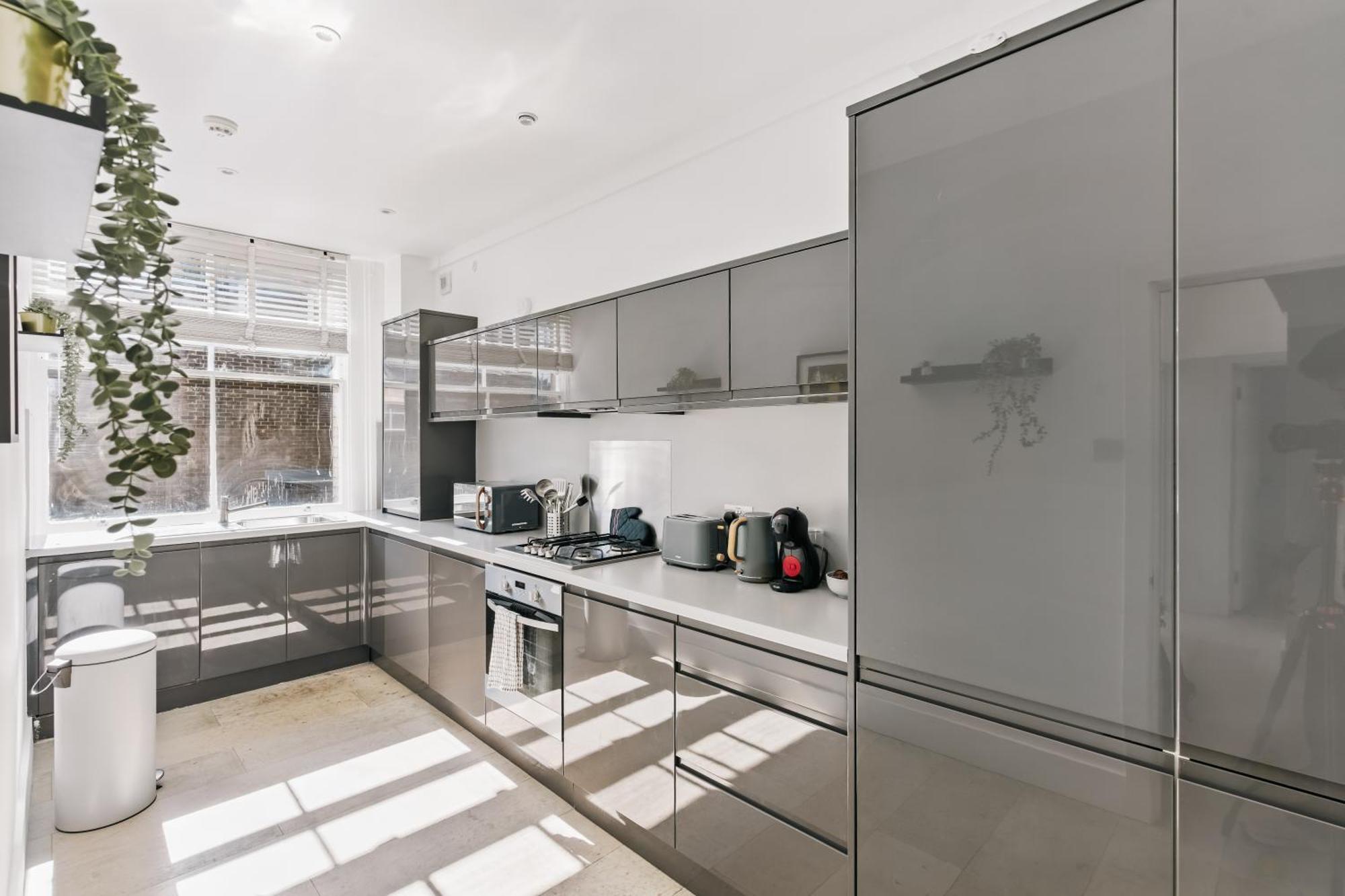 Modern 2br With Lift Access Prime Location Apartment *