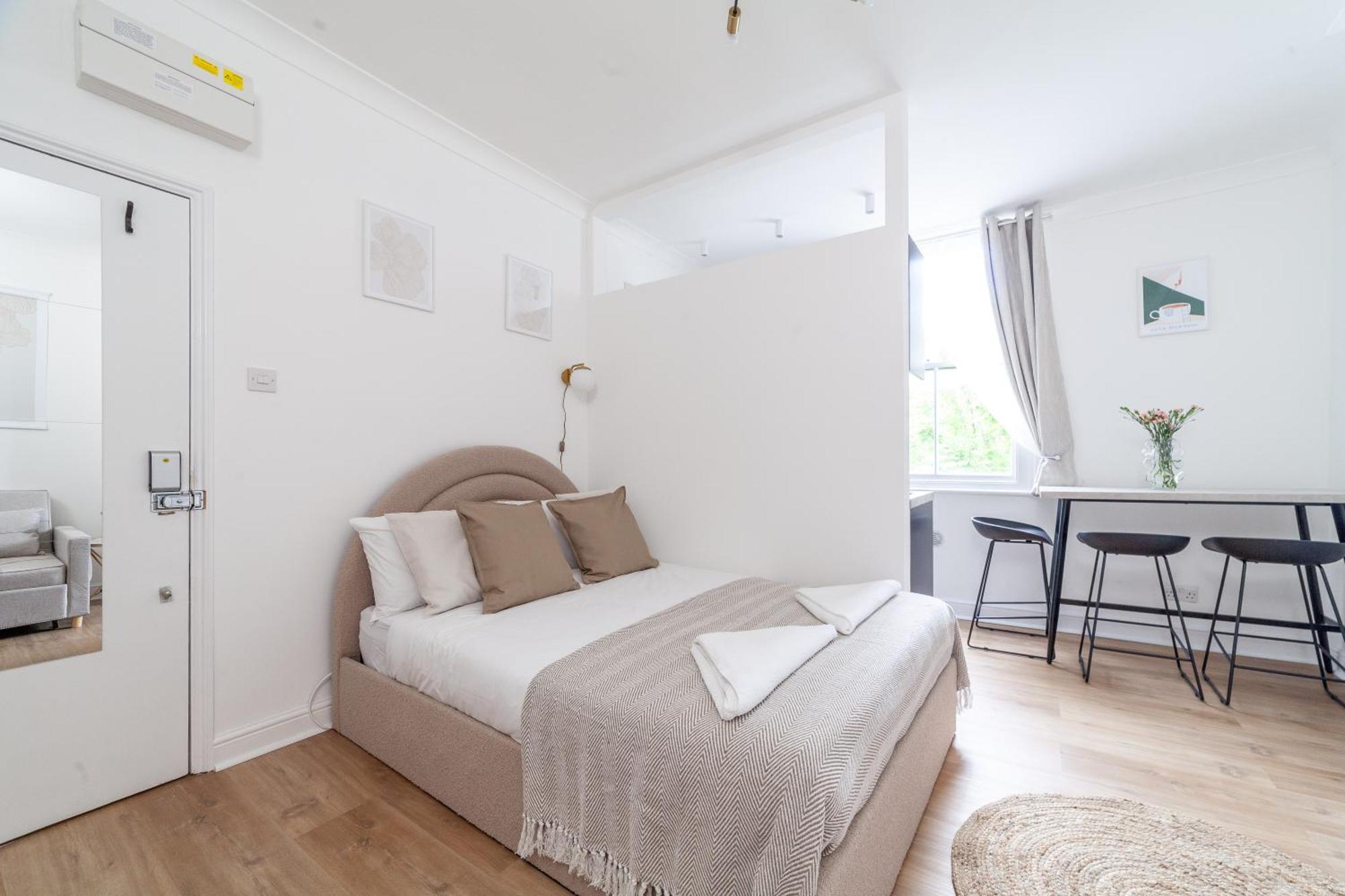 Stunning Serviced W Great Location - Perfect For Corporate,contractors And Leisure Clients- Off Street Parking Available