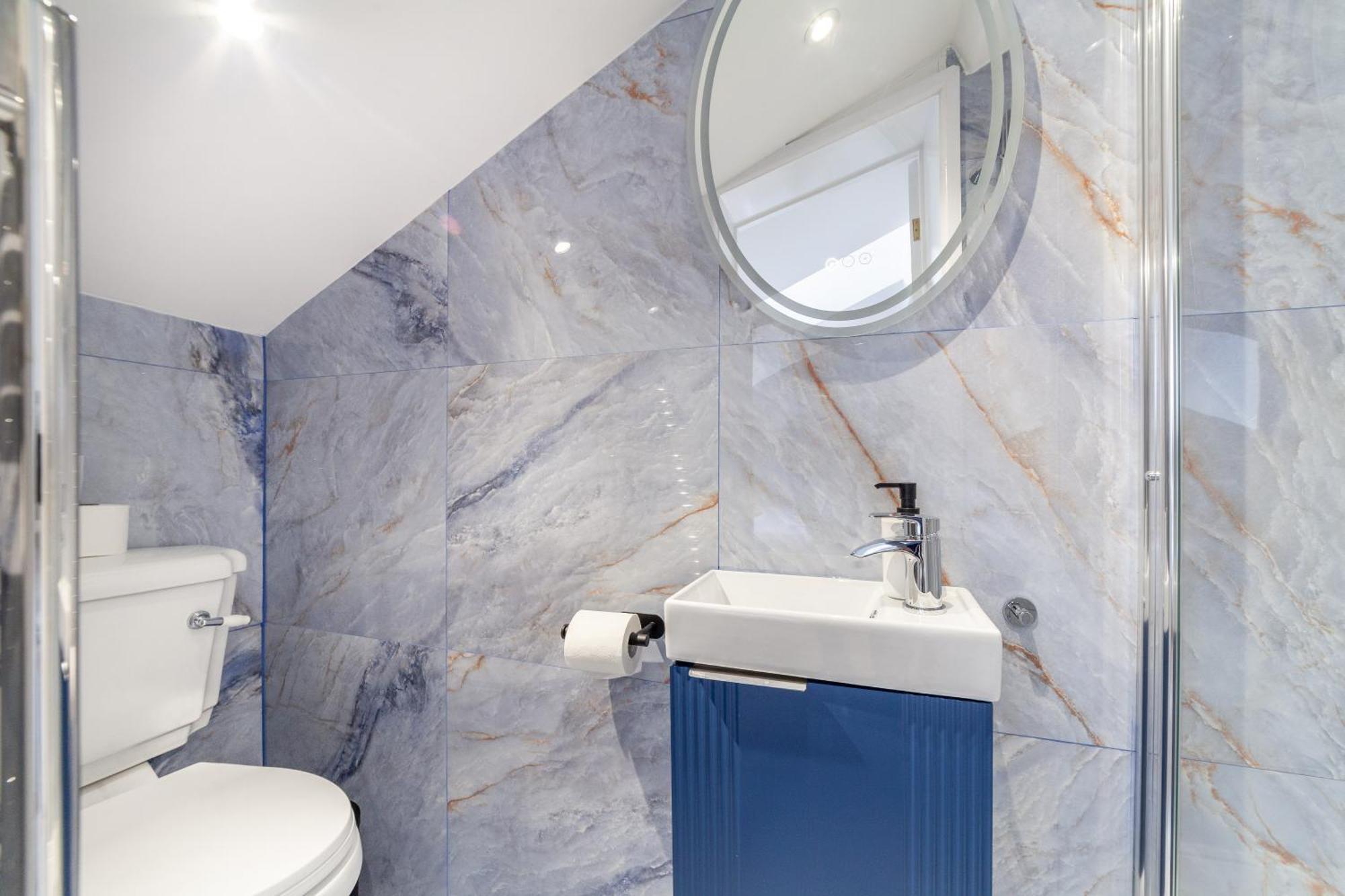 Stunning Serviced W Great Location - Perfect For Corporate,contractors And Leisure Clients- Off Street Parking Available *