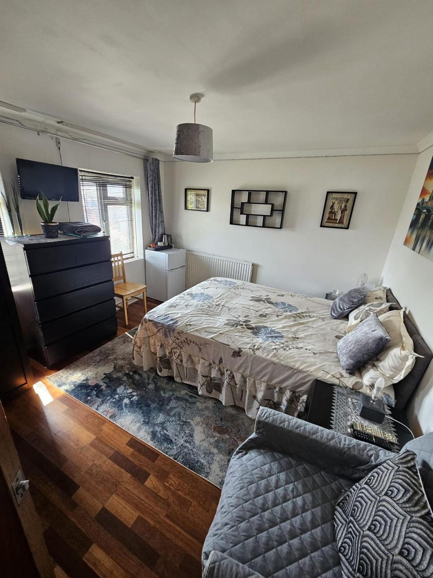 In Guest - King Size - Ensuite Guest house London