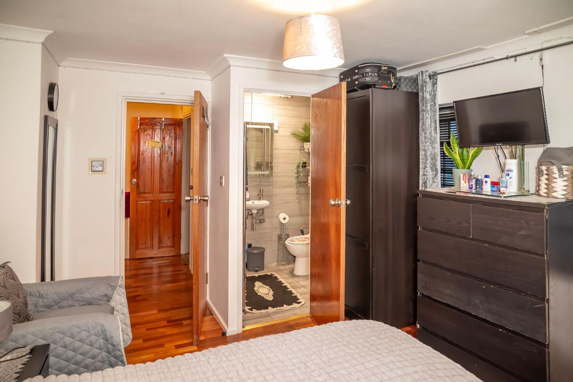 In Guest - King Size - Ensuite Guest house