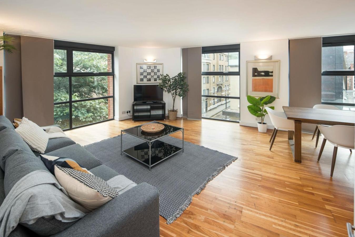 Superfast Broadband 2bd Flat Farringdon Apartment London