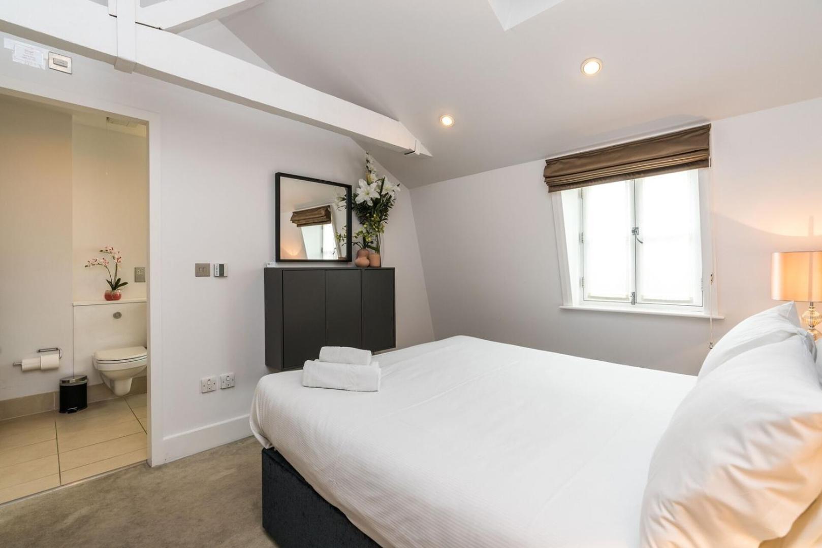 A Stunning Three Bedroom In Mayfair Holiday home London