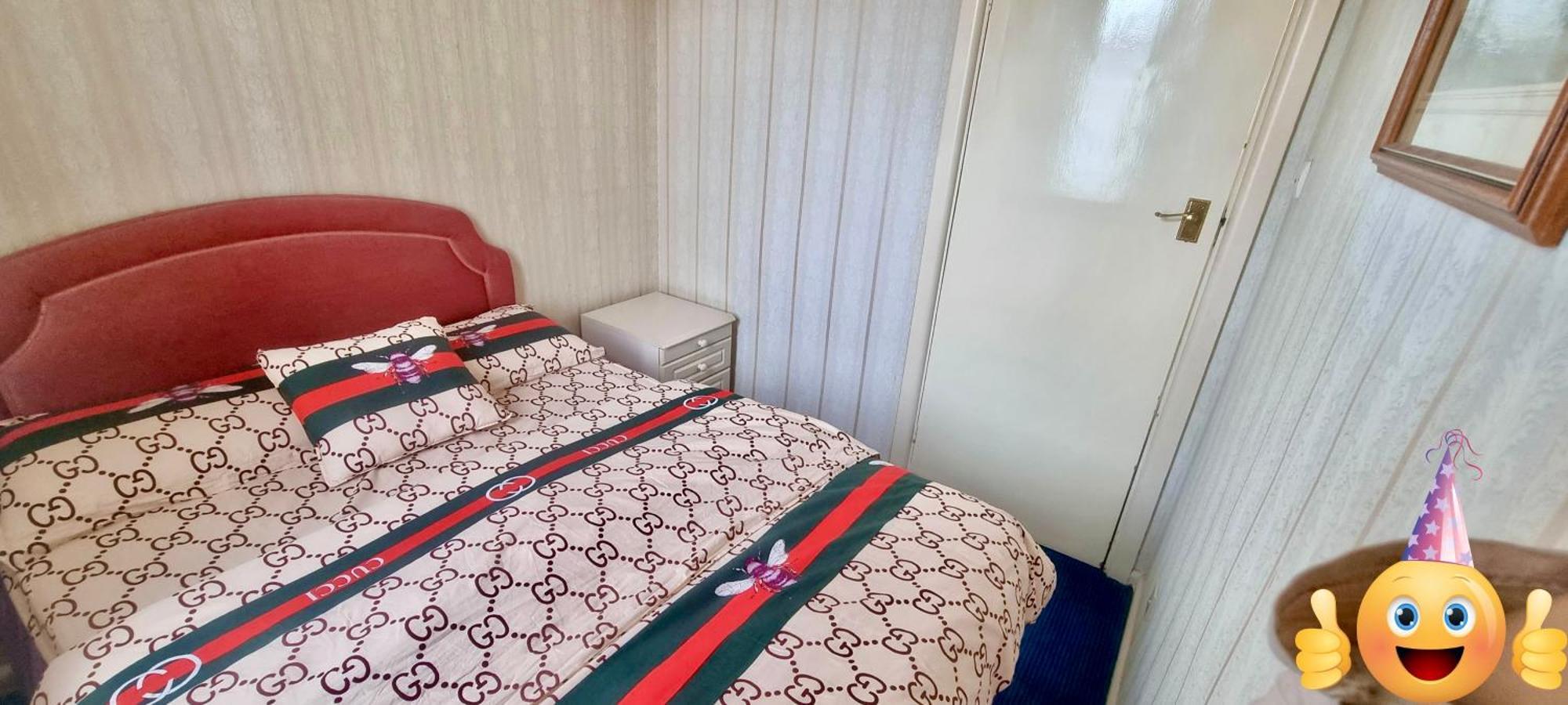 Barking House Sleeps 11 - Parking - Train Tube - Airport Holiday home *