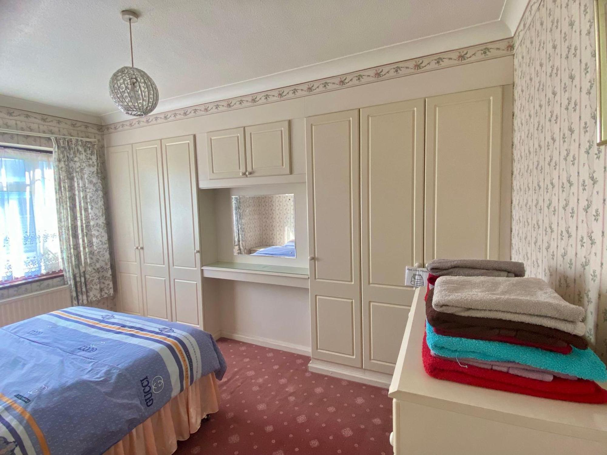 Barking House Sleeps 11 - Parking - Train Tube - Airport