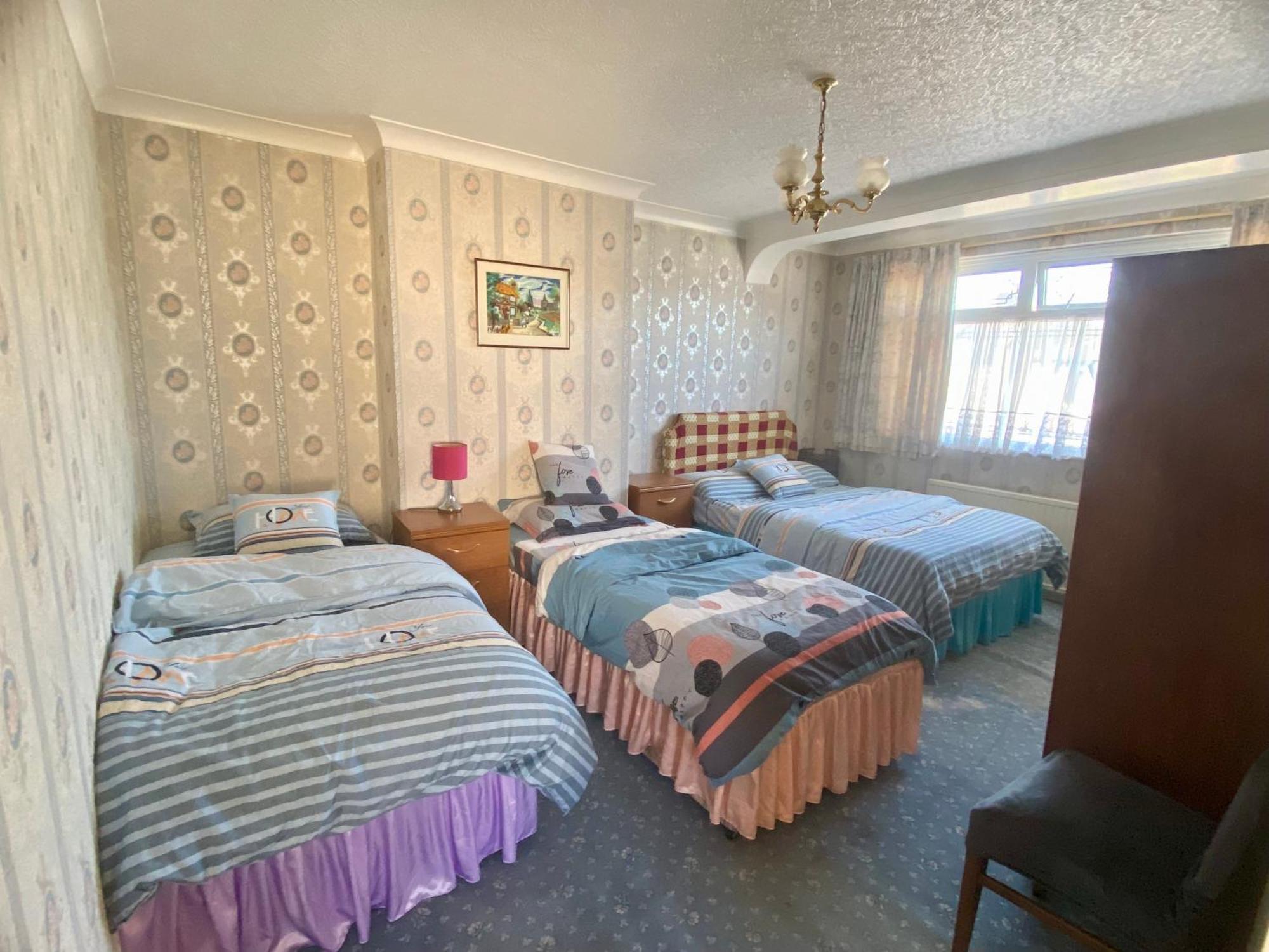 Barking House Sleeps 11 - Parking - Train Tube - Airport London