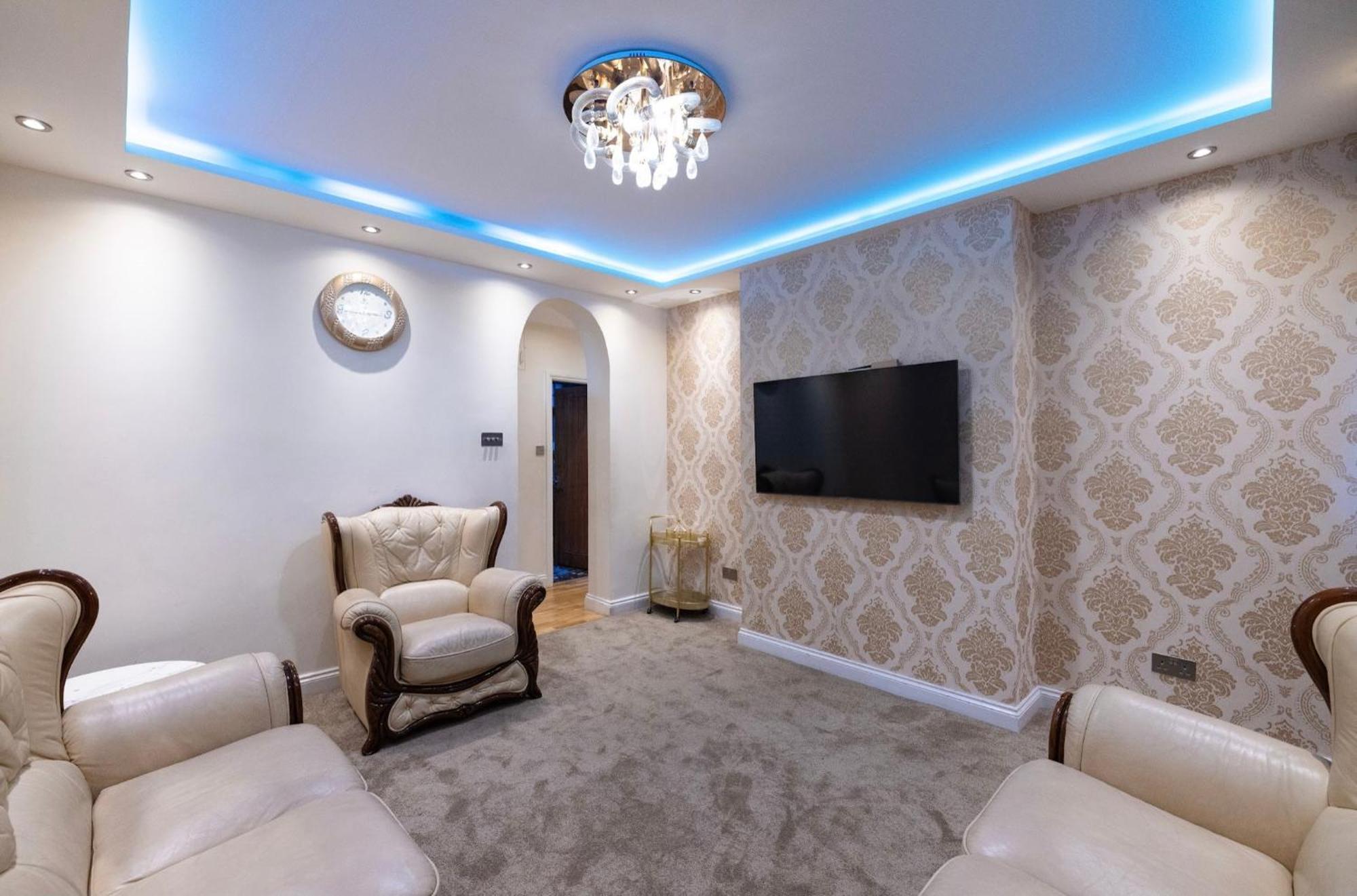 Apartment Chic In Brown Hart Gardens *