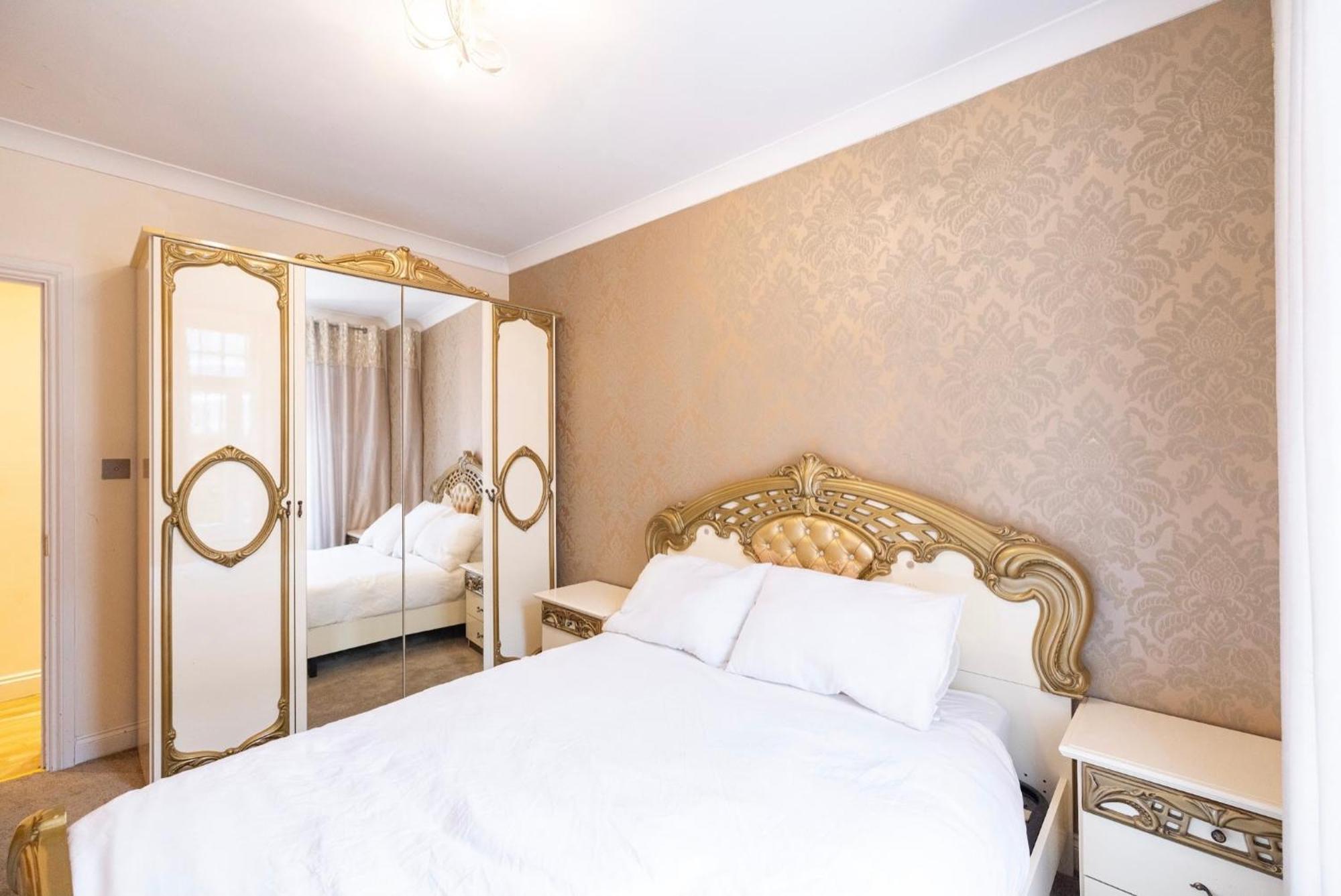 Apartment Chic In Brown Hart Gardens London