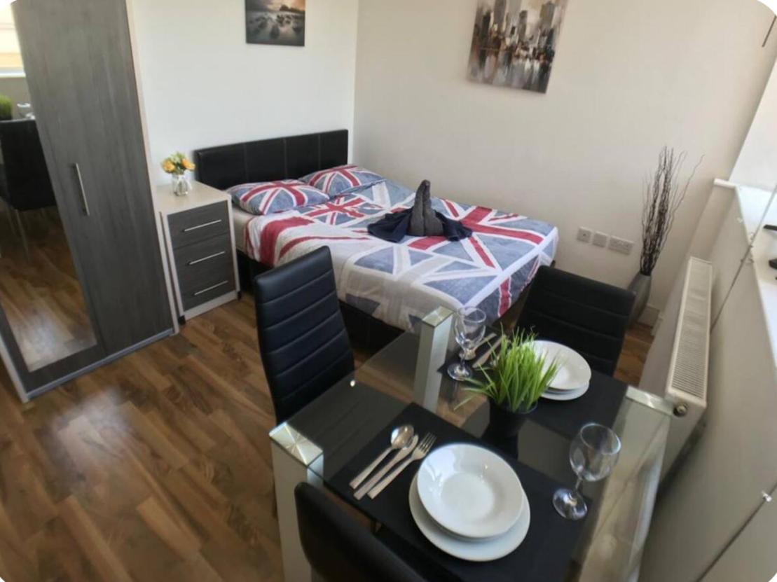 Bermondsey Apartment *