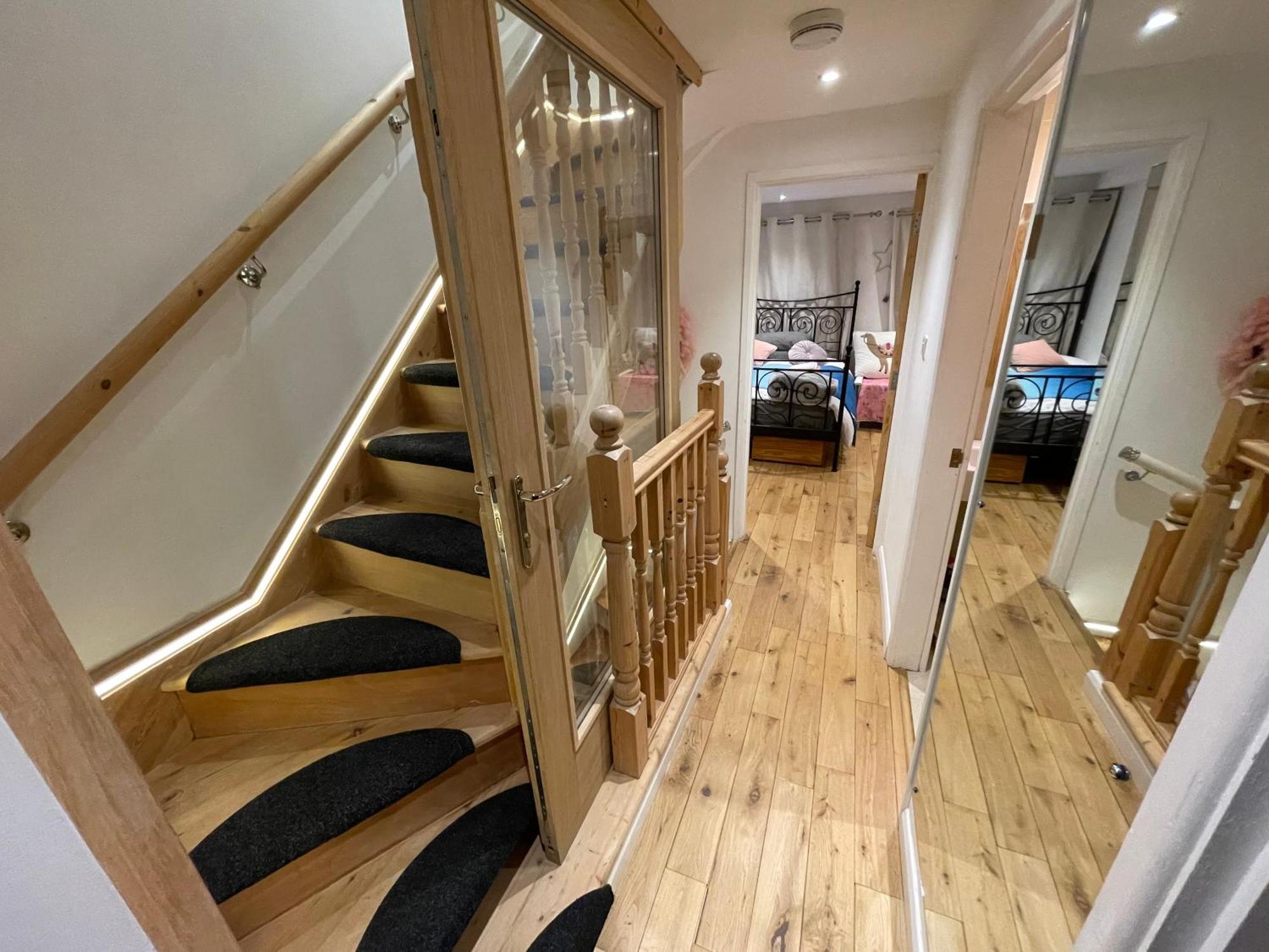 Luxe 4 Bedroom House With 4 Bathrooms - Elizabeth Line & Acton Stations At Walking Distance Villa Londen