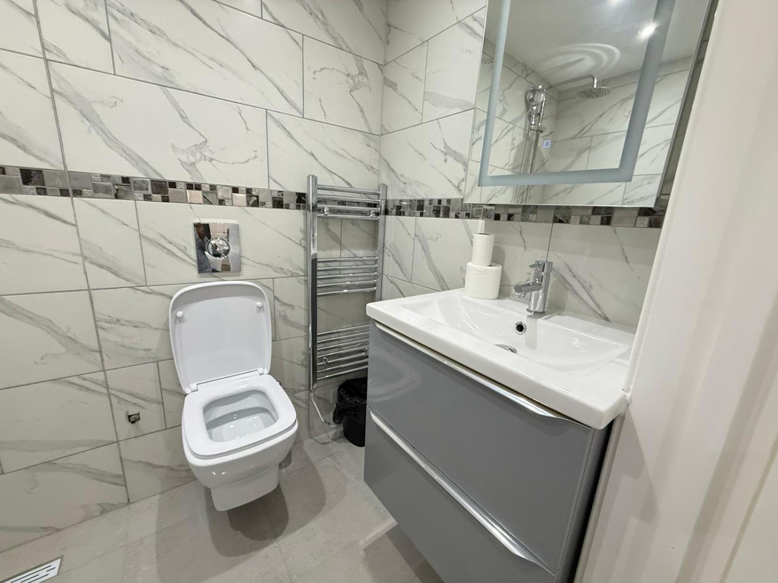 Bell Street 2 Bedroom Flat B * London