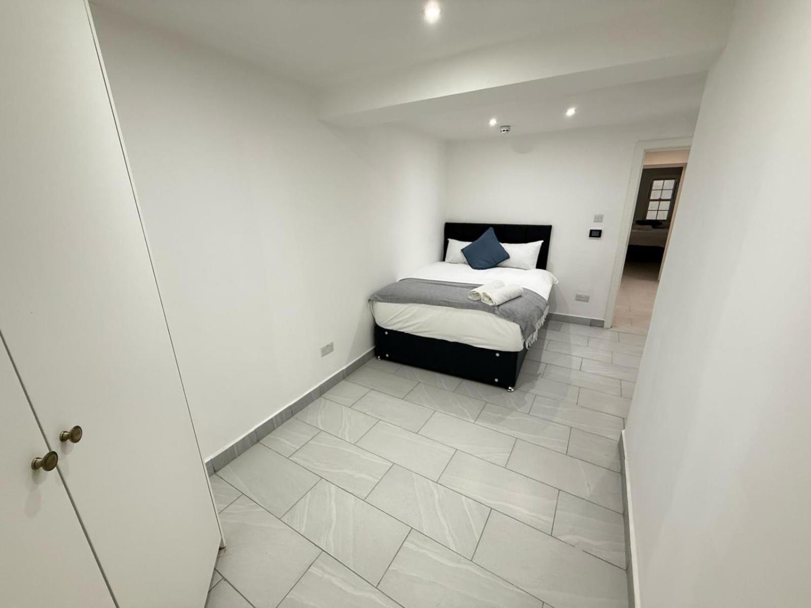 Bell Street 2 Bedroom Flat B * London