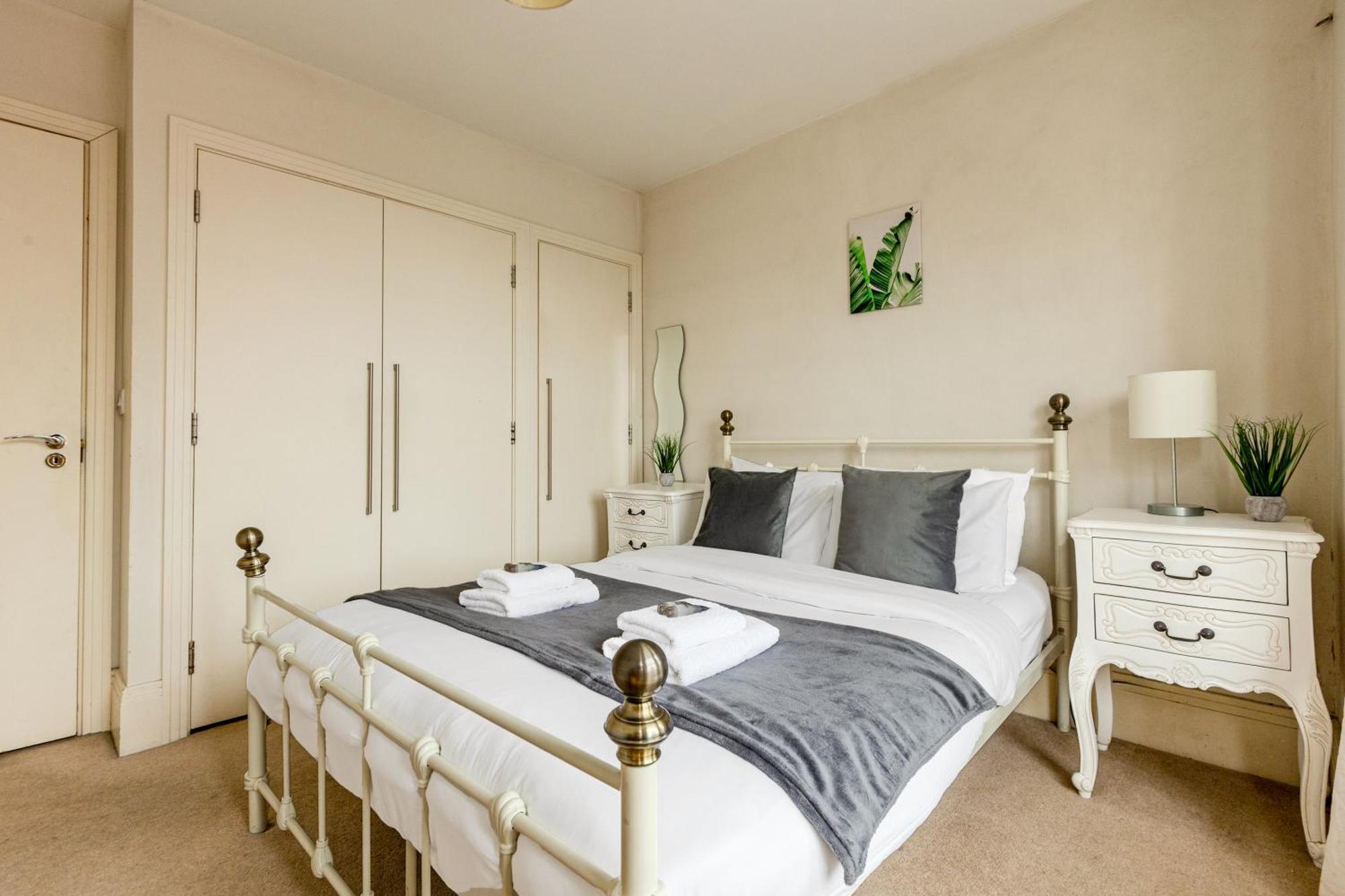 Cosy 2Br Apt, 6 Mins Train Station, Wimbledon Apartment London