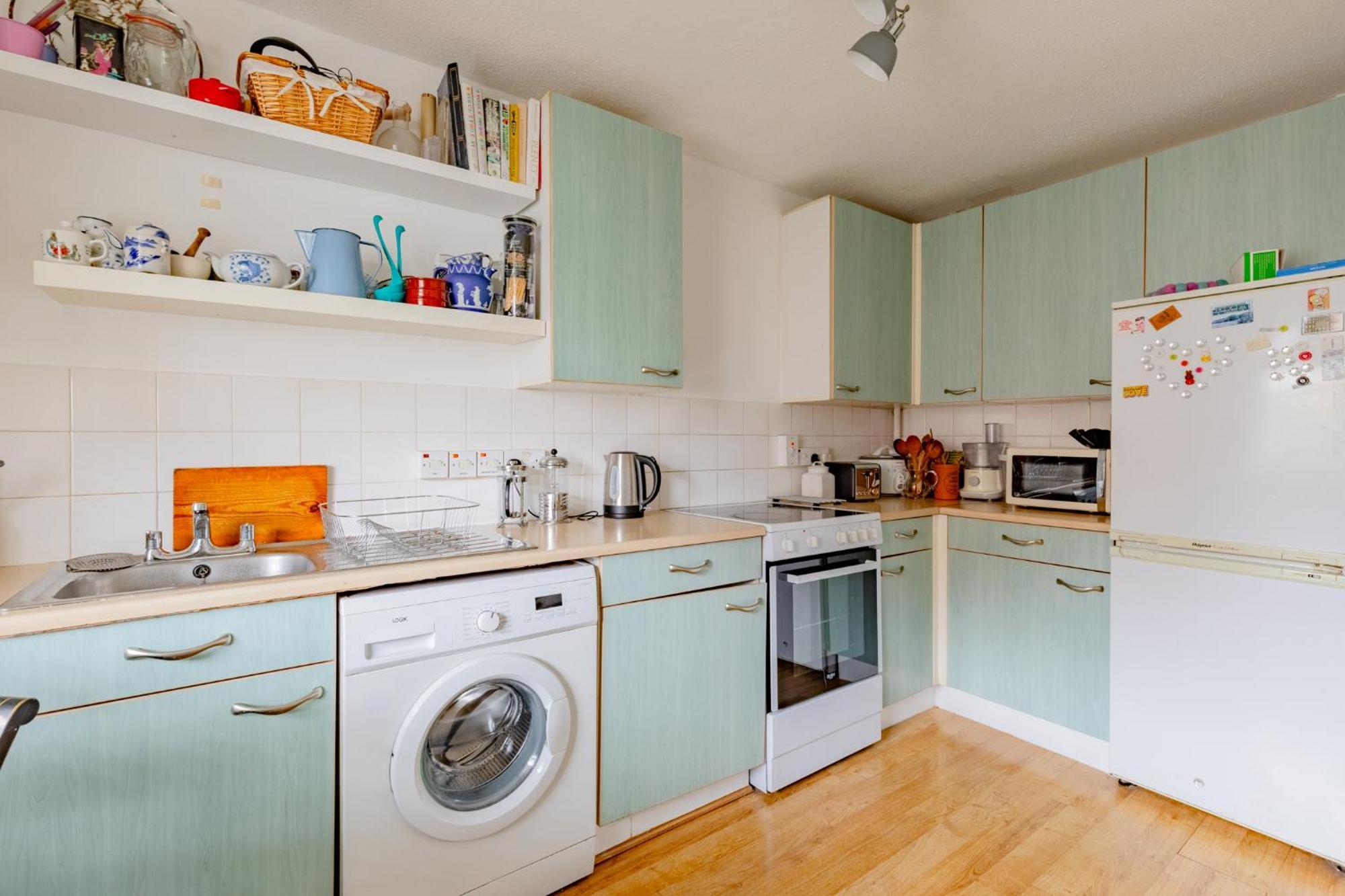 Characterful 1 Bedroom Flat Close To Dlr *