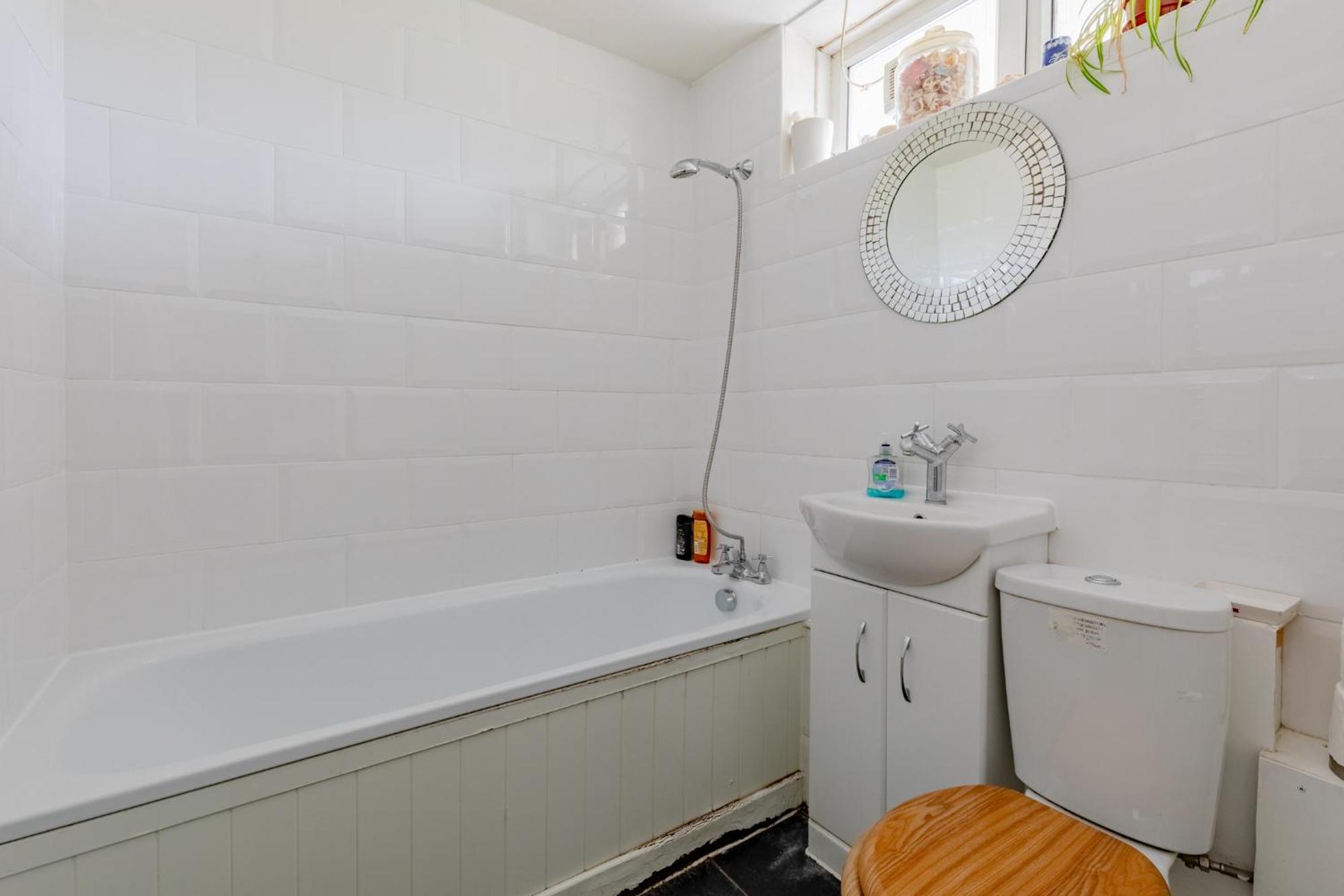 Characterful 1 Bedroom Flat Close To Dlr Apartment *