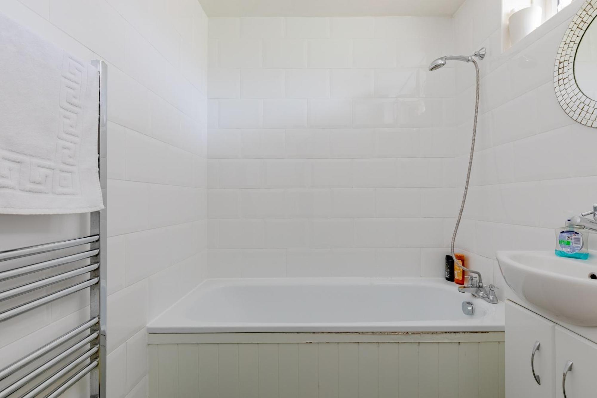 Characterful 1 Bedroom Flat Close To Dlr Apartment *