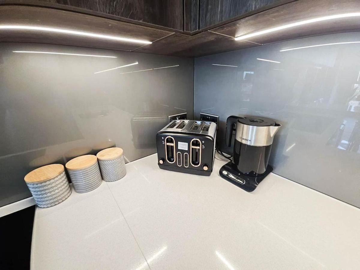 Elegant 3-bedroom Penthouse With A Private Terrace, Lift Access, And Free Wi-fi, Located In Battersea, Nine Elms Apartment *
